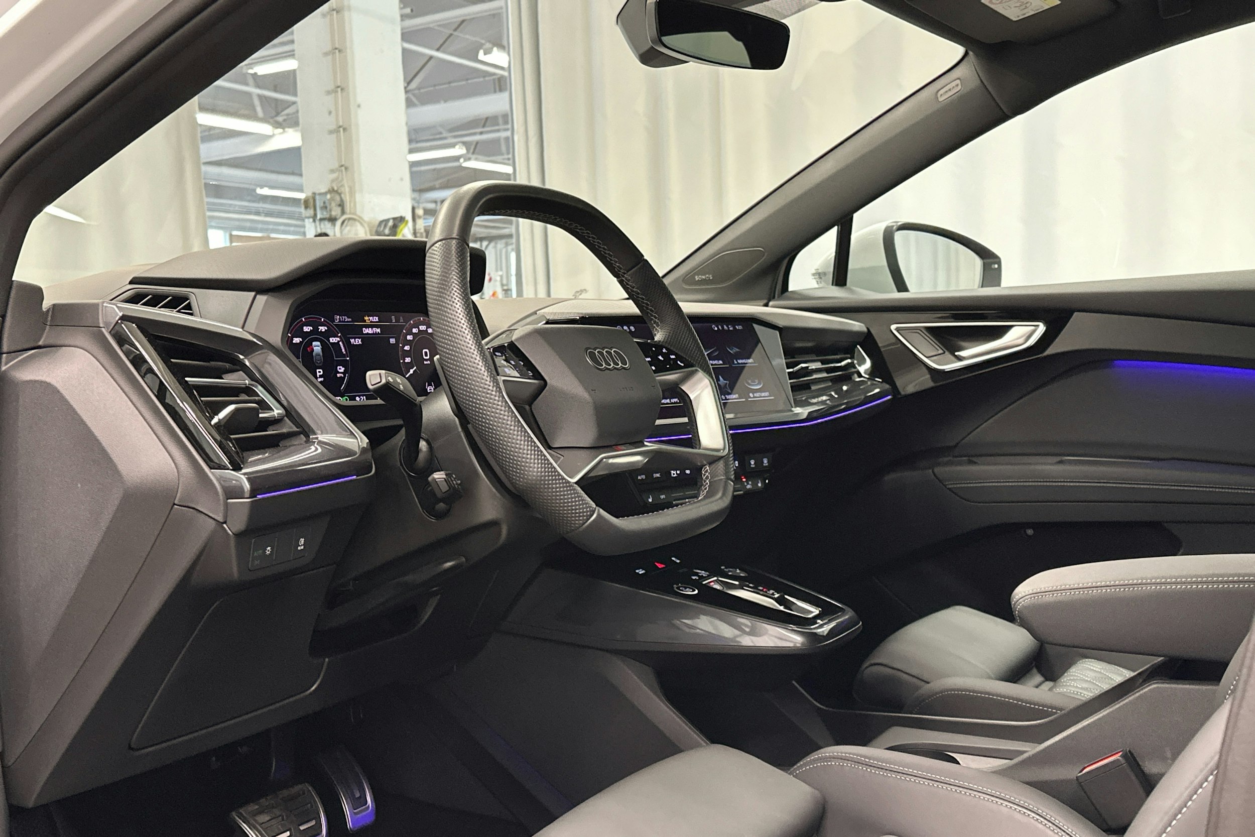 valkoinen Audi Q4 e-tron 2023 kuva 10.