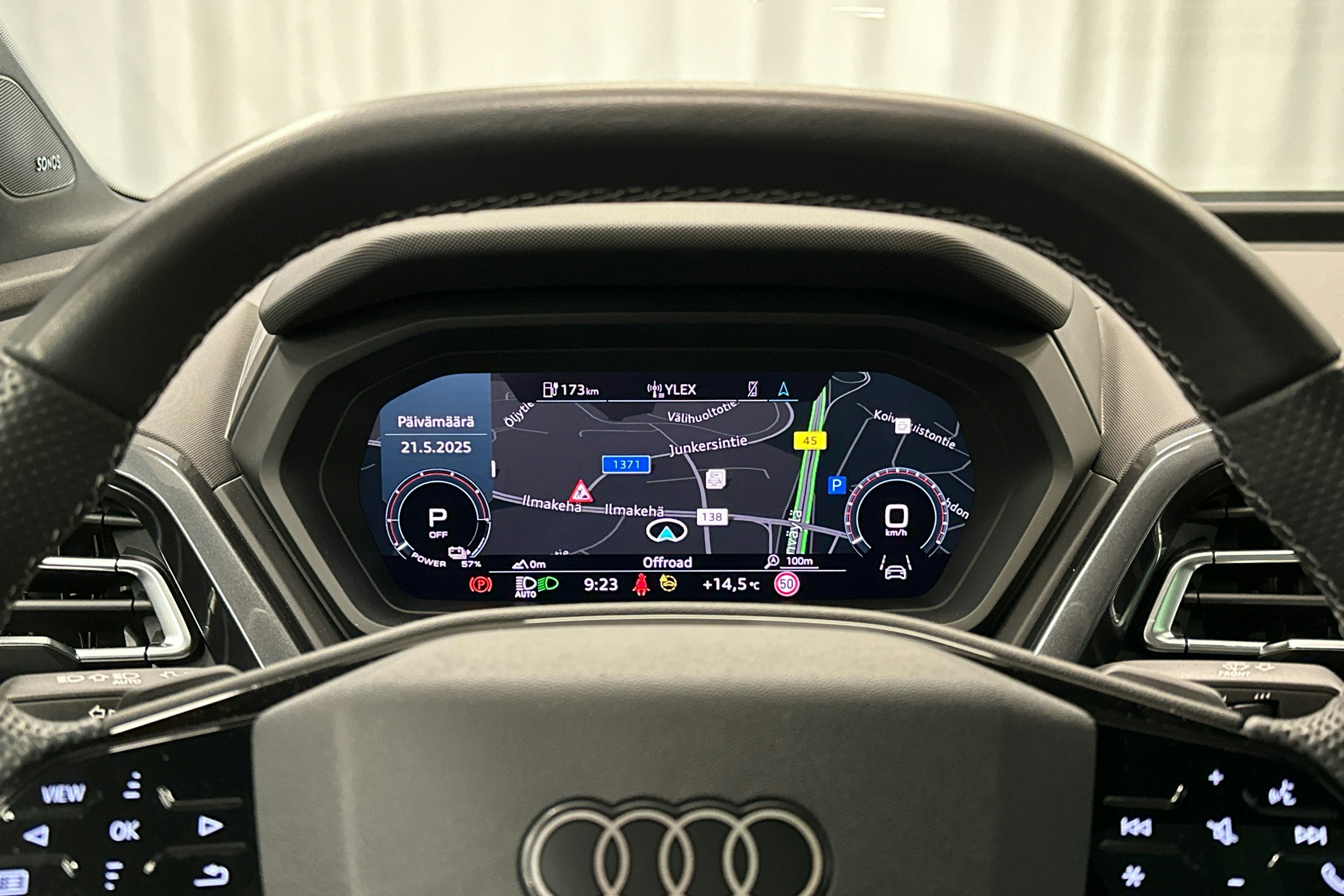 valkoinen Audi Q4 e-tron 2023 kuva 12.