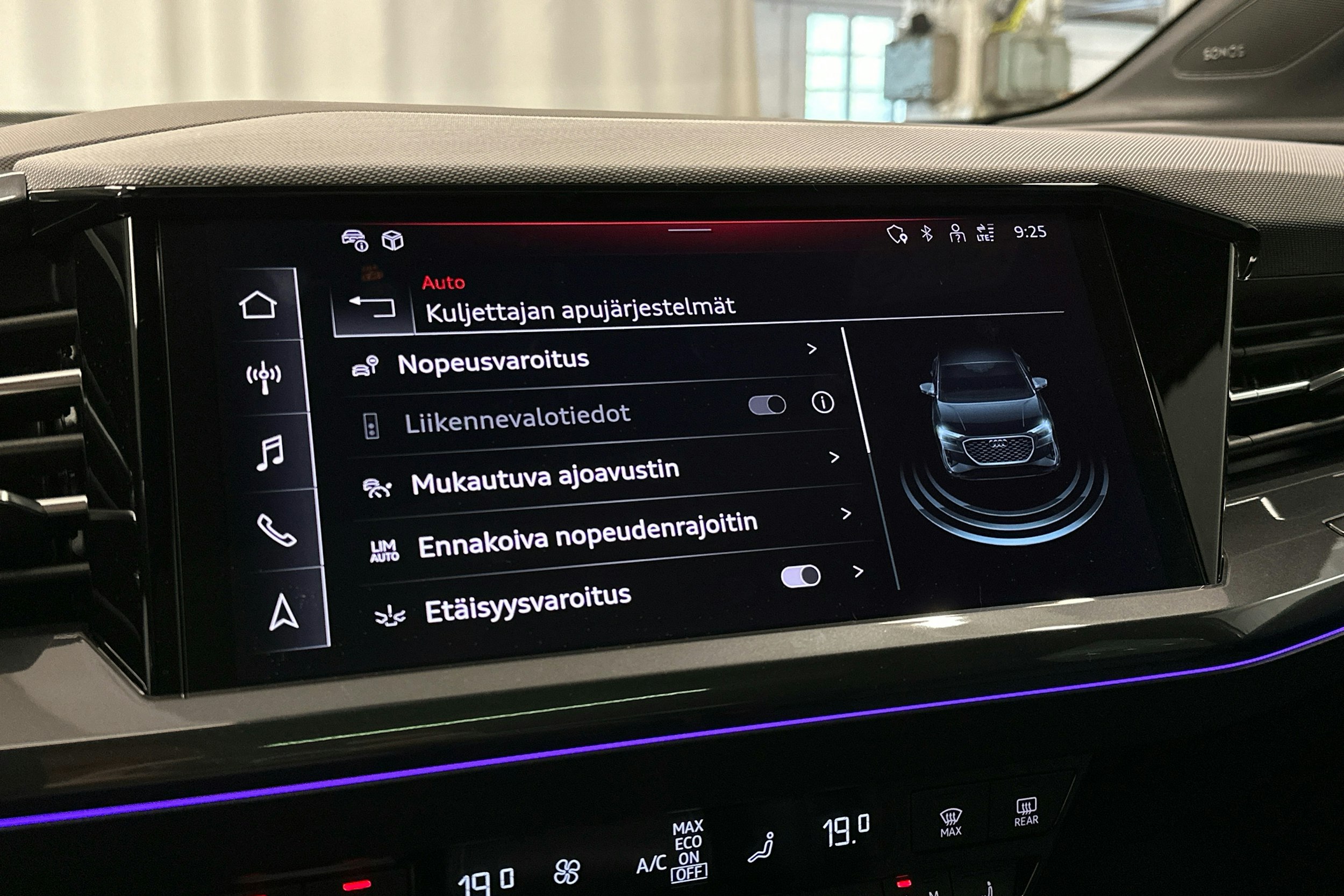 valkoinen Audi Q4 e-tron 2023 kuva 20.