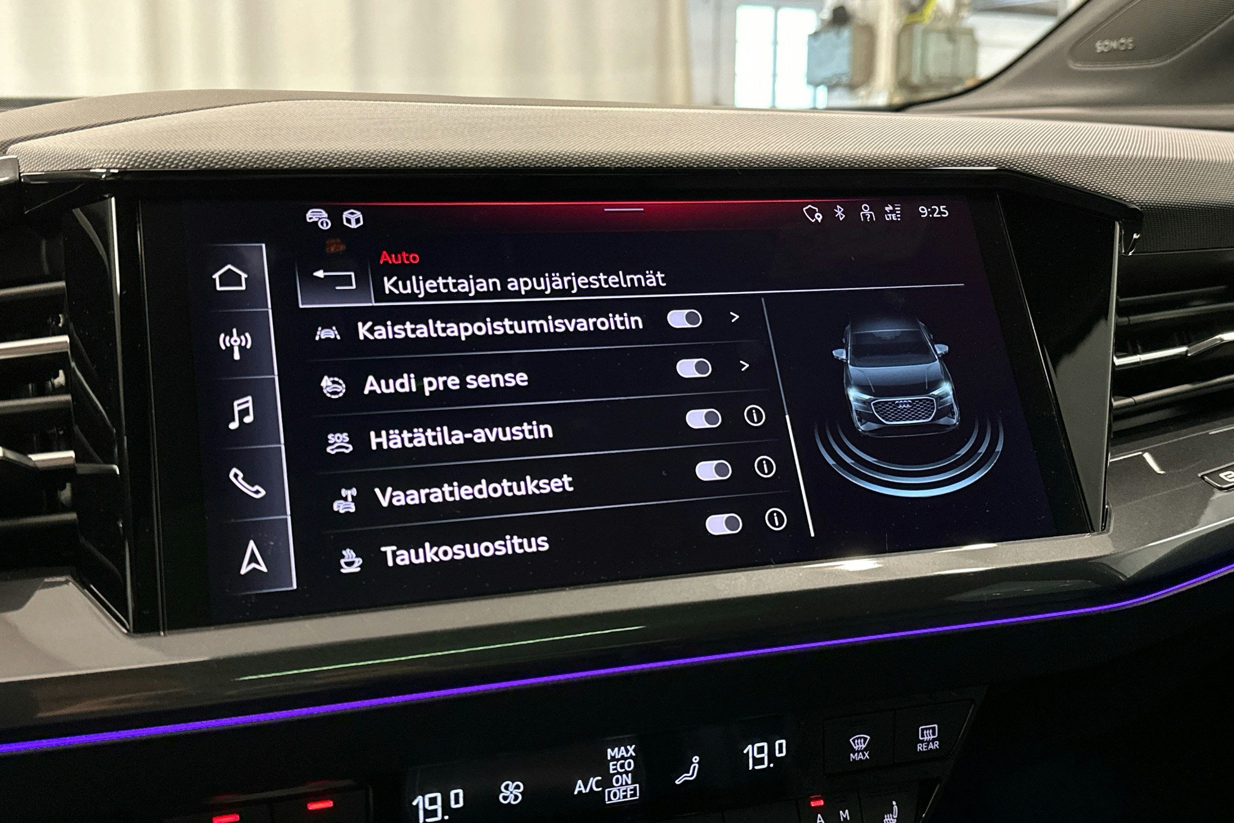 valkoinen Audi Q4 e-tron 2023 kuva 21.