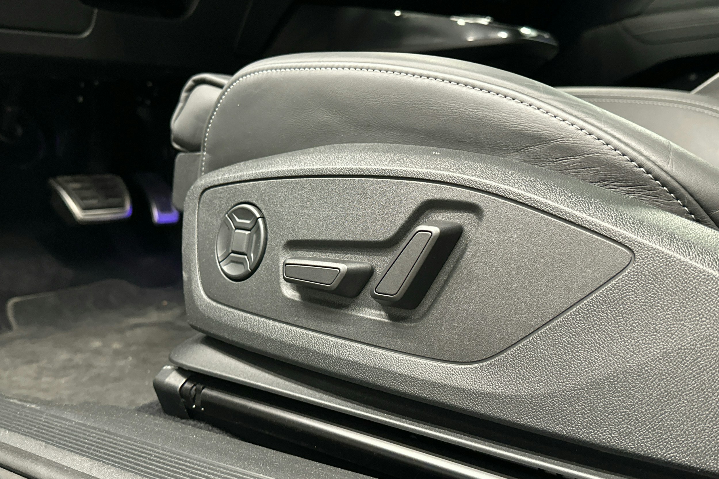 valkoinen Audi Q4 e-tron 2023 kuva 25.