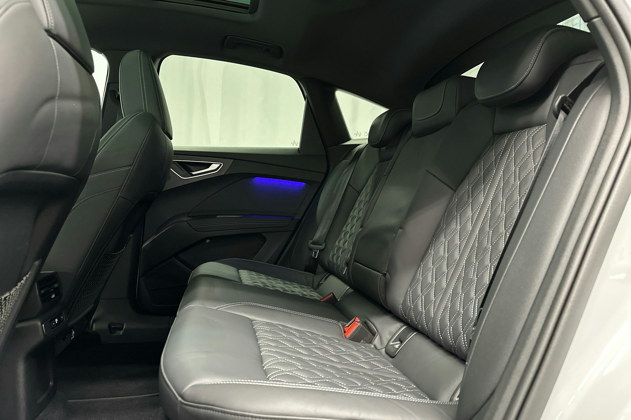 valkoinen Audi Q4 e-tron 2023 kuva 28.