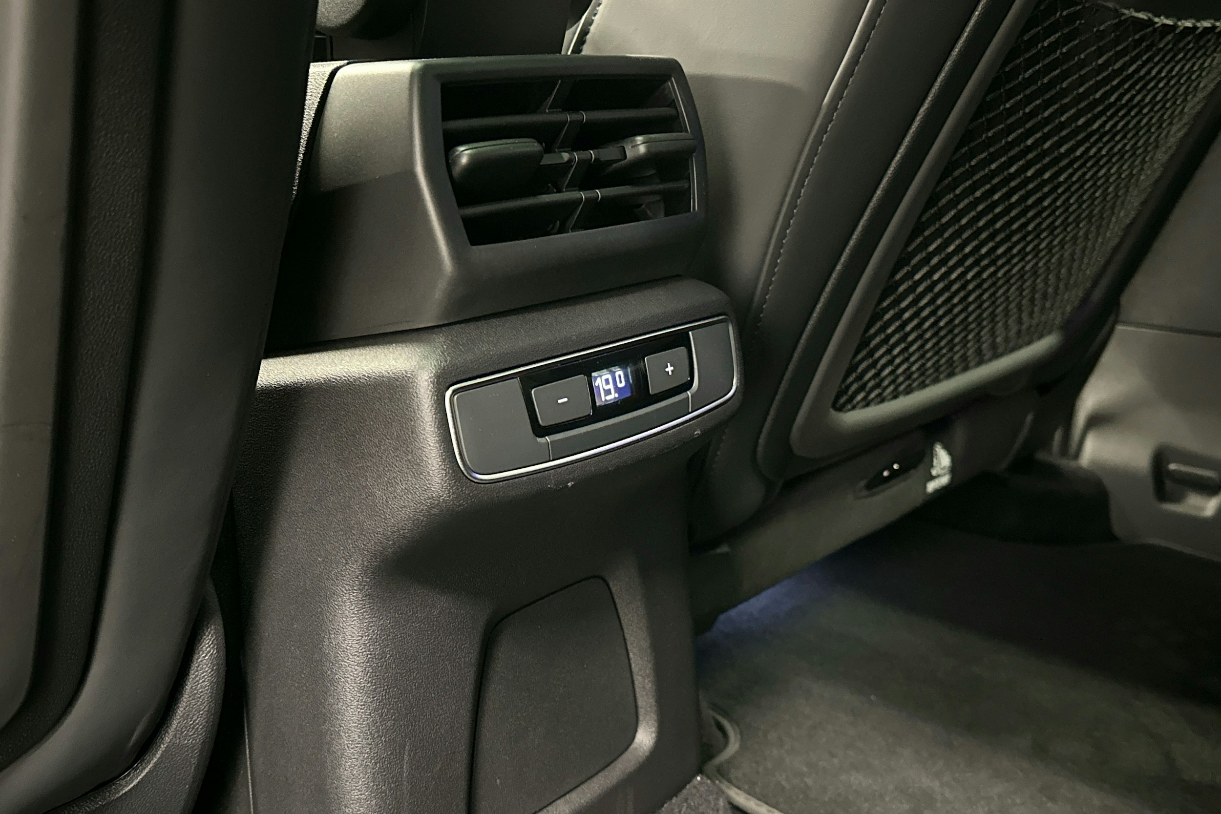 valkoinen Audi Q4 e-tron 2023 kuva 29.