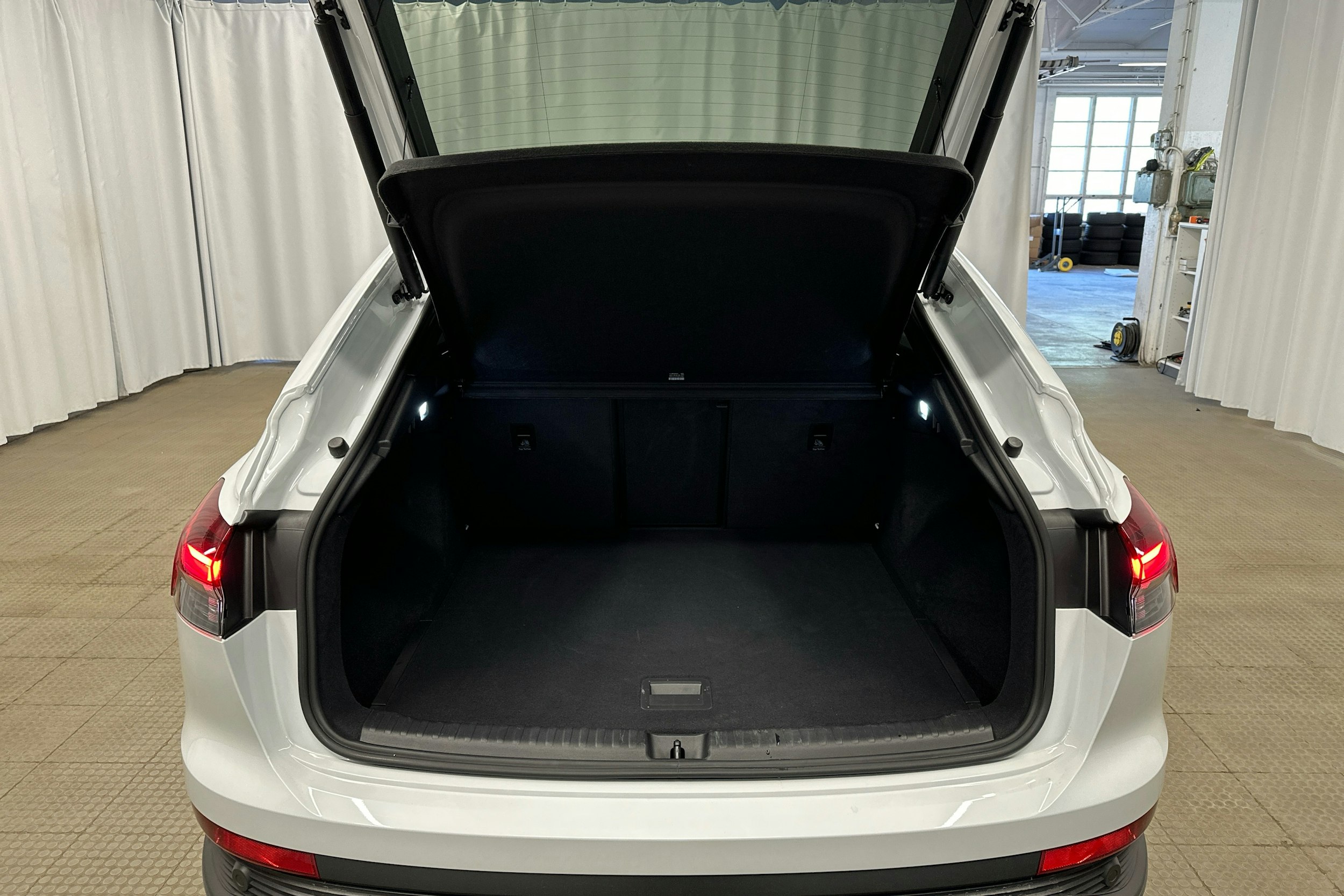 valkoinen Audi Q4 e-tron 2023 kuva 30.