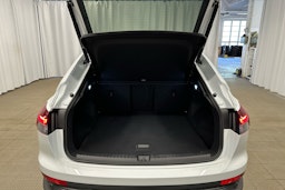 valkoinen Audi Q4 e-tron 2023 kuva 30.