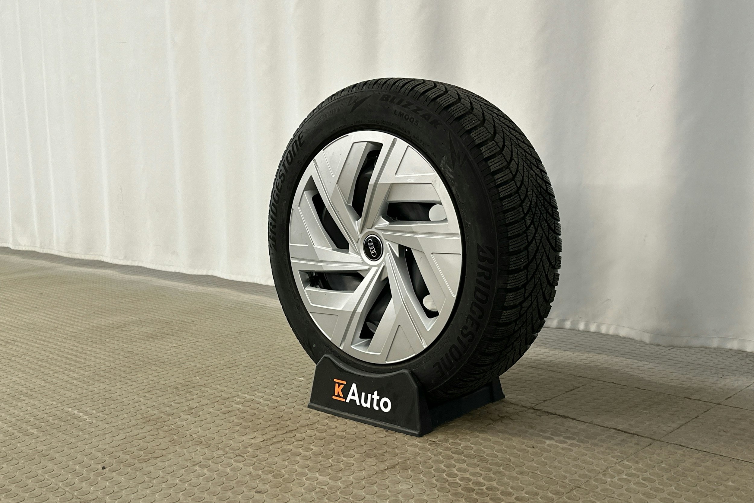 valkoinen Audi Q4 e-tron 2023 kuva 34.