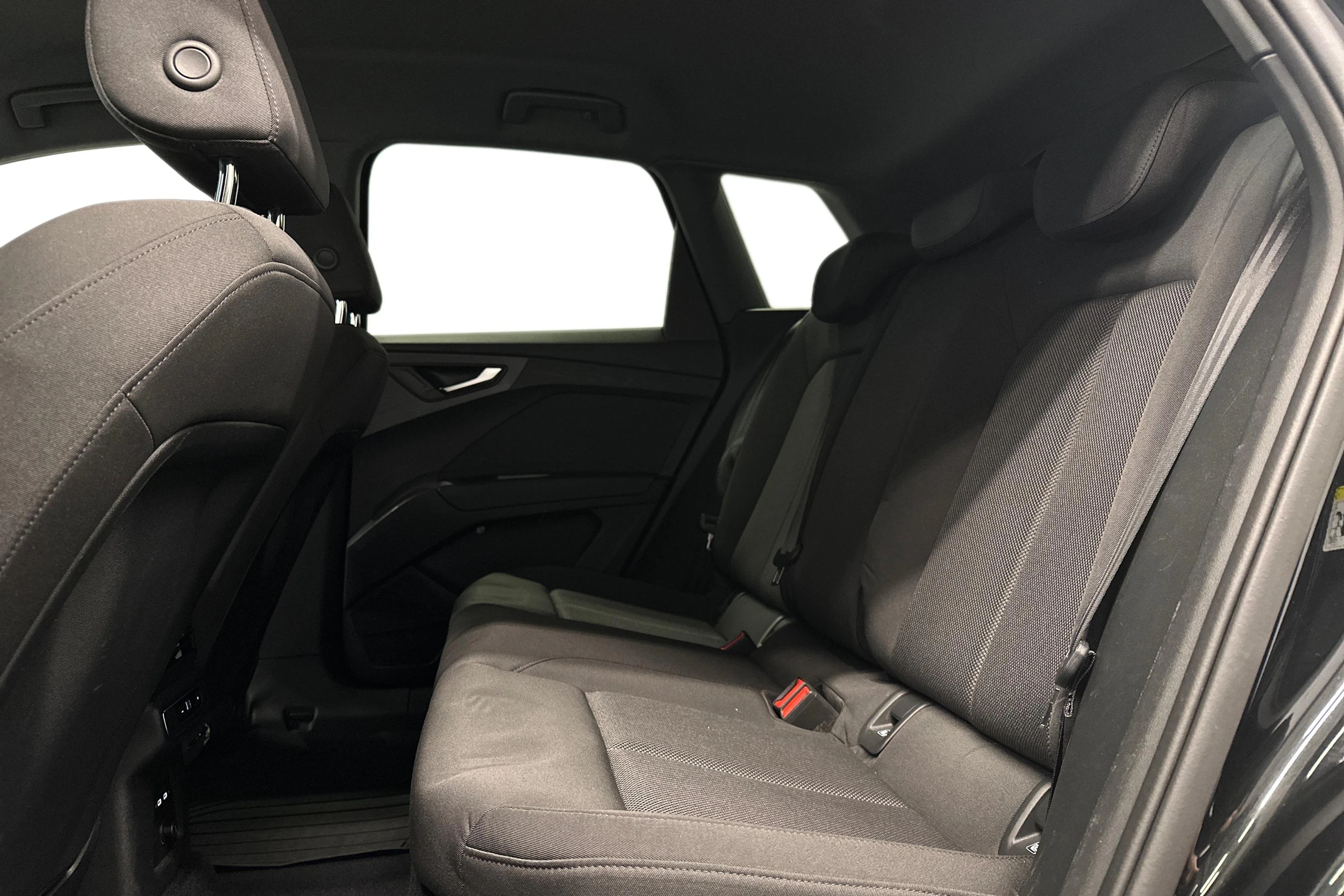 musta Audi Q4 e-tron 2023 kuva 11.