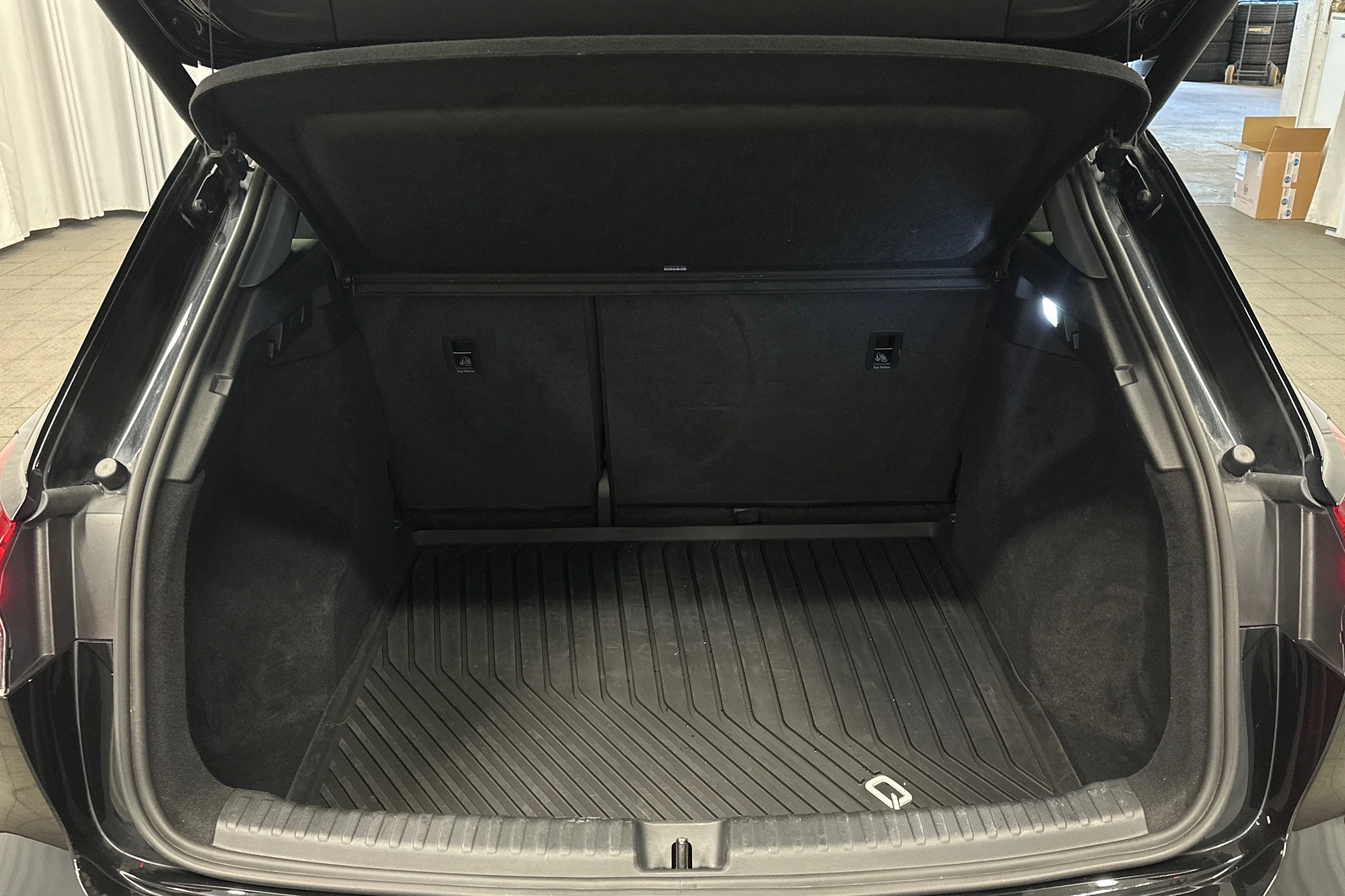 musta Audi Q4 e-tron 2023 kuva 15.
