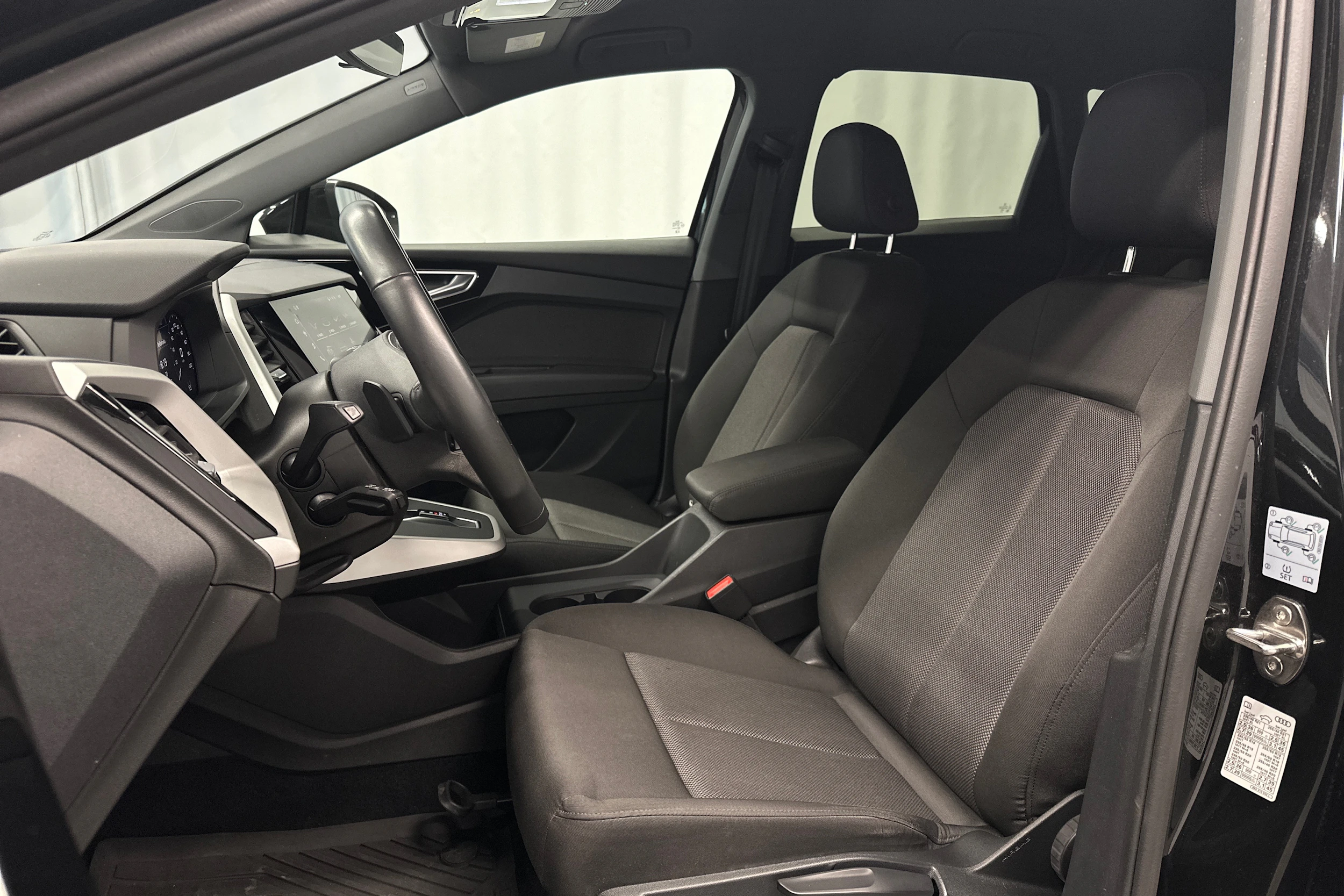 musta Audi Q4 e-tron 2023 kuva 18.