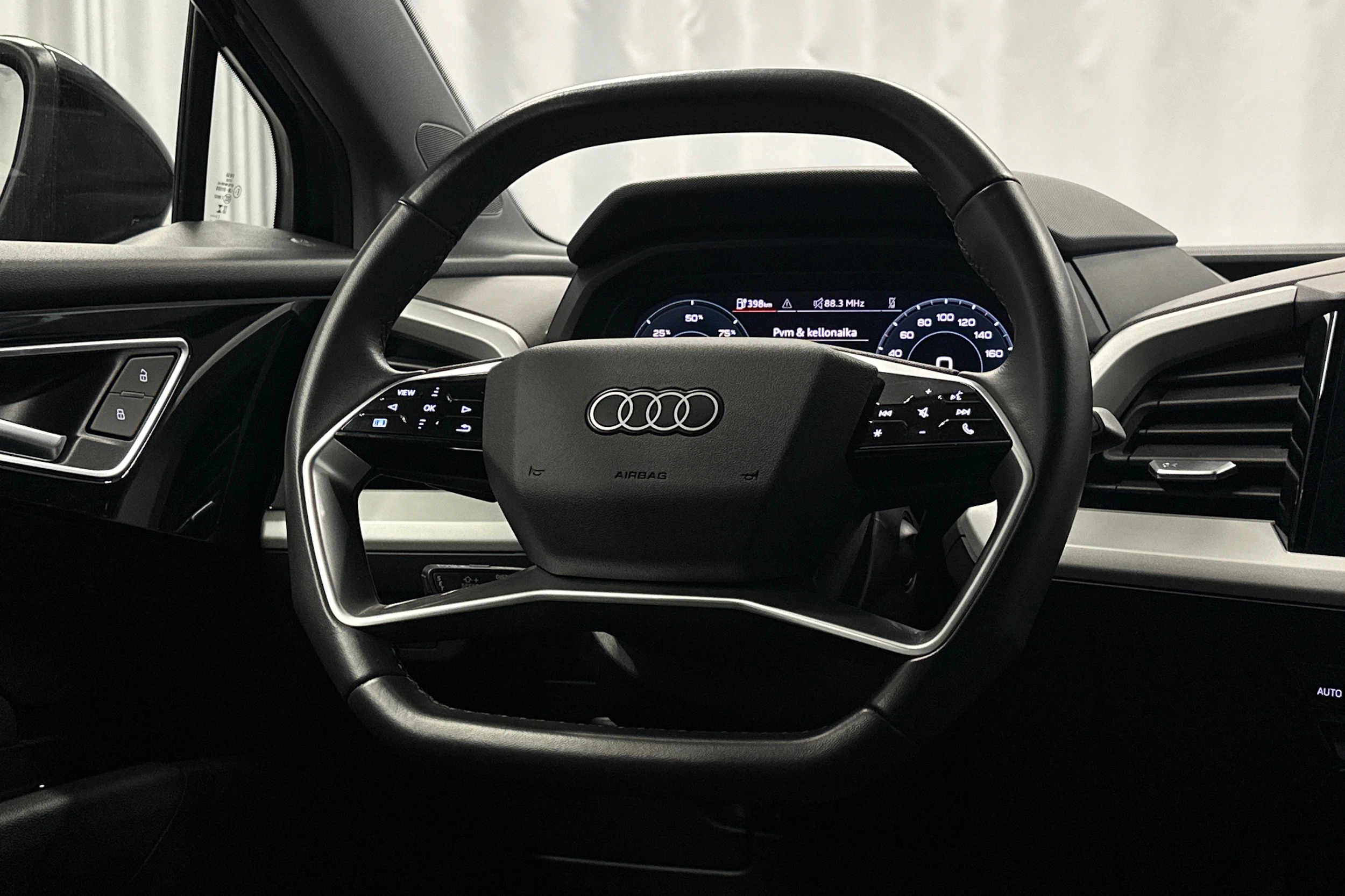 musta Audi Q4 e-tron 2023 kuva 19.