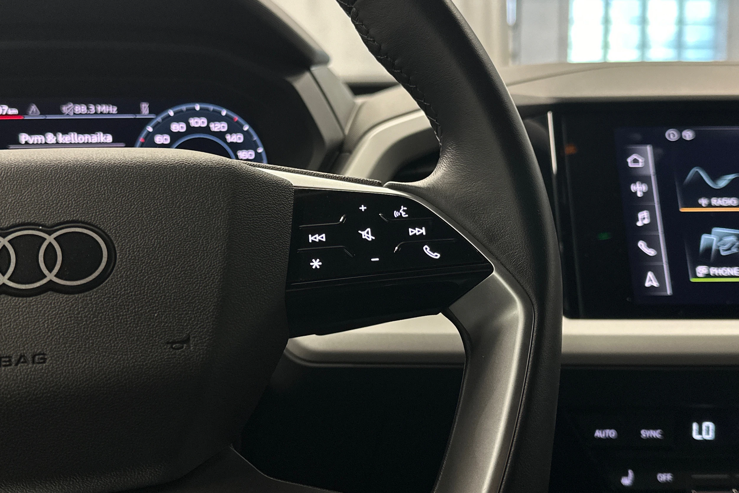 musta Audi Q4 e-tron 2023 kuva 21.