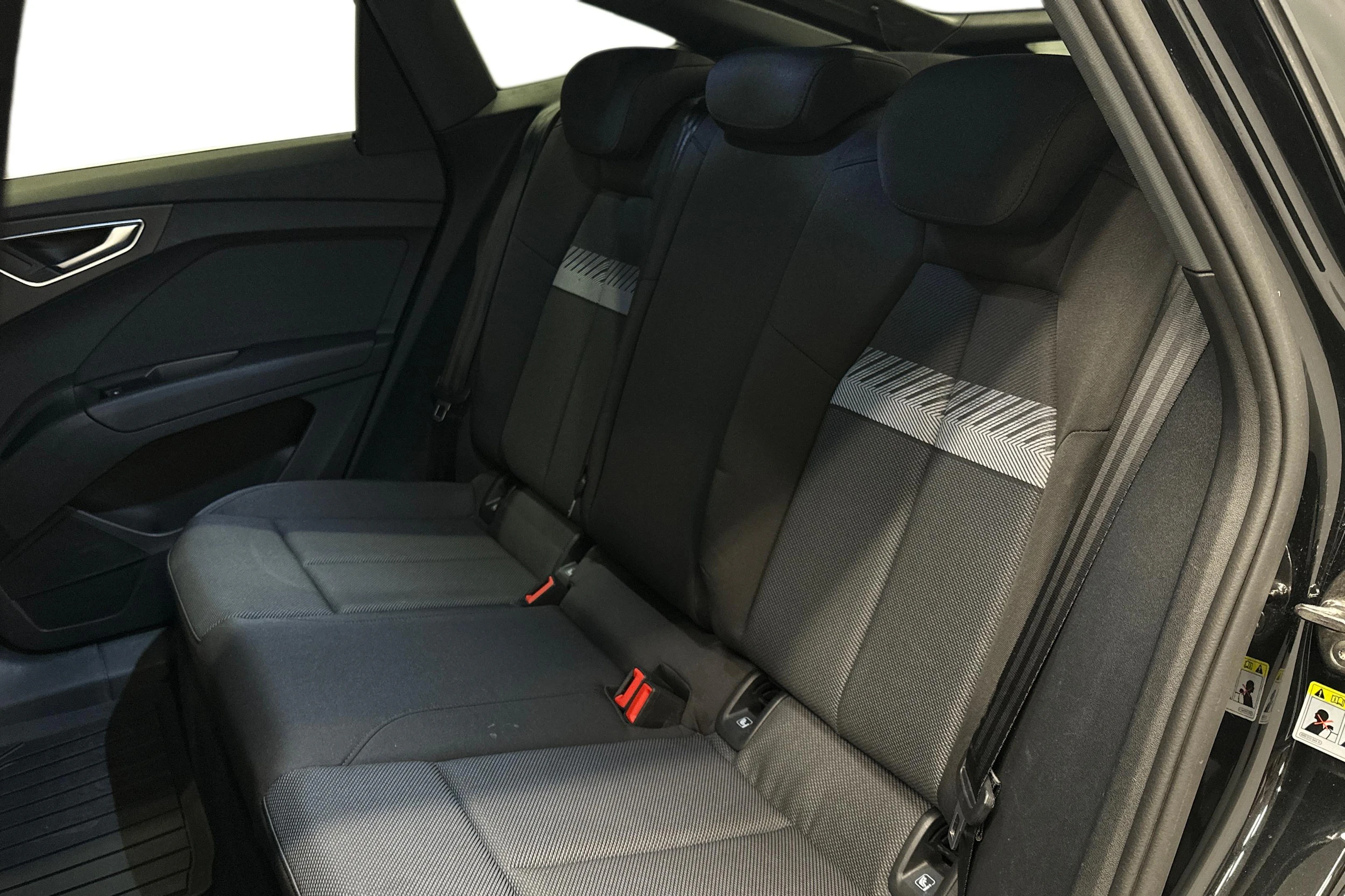musta Audi Q4 e-tron 2023 kuva 11.