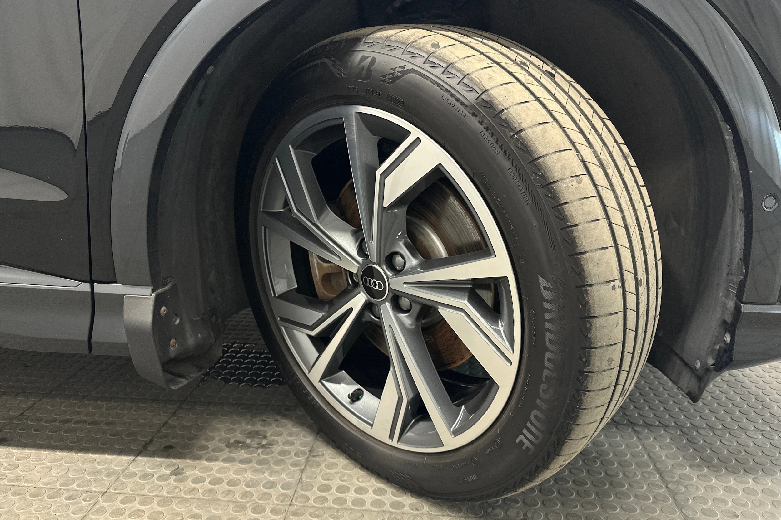 musta Audi Q4 e-tron 2023 kuva 13.