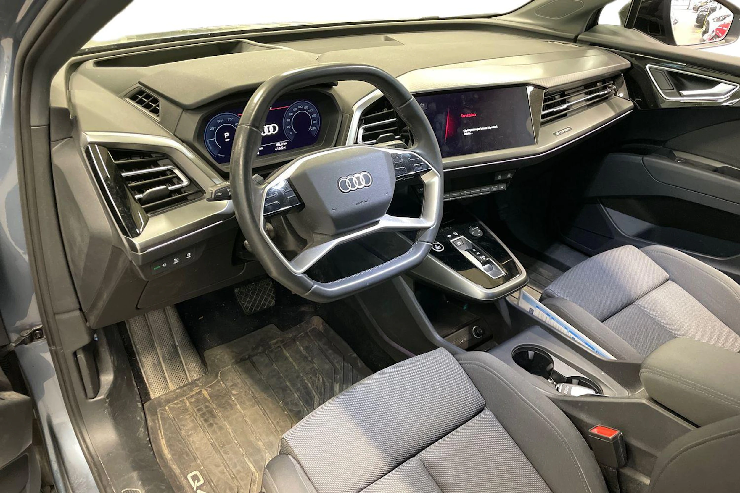 Sininen Audi Q4 e-tron 2023 kuva 3.
