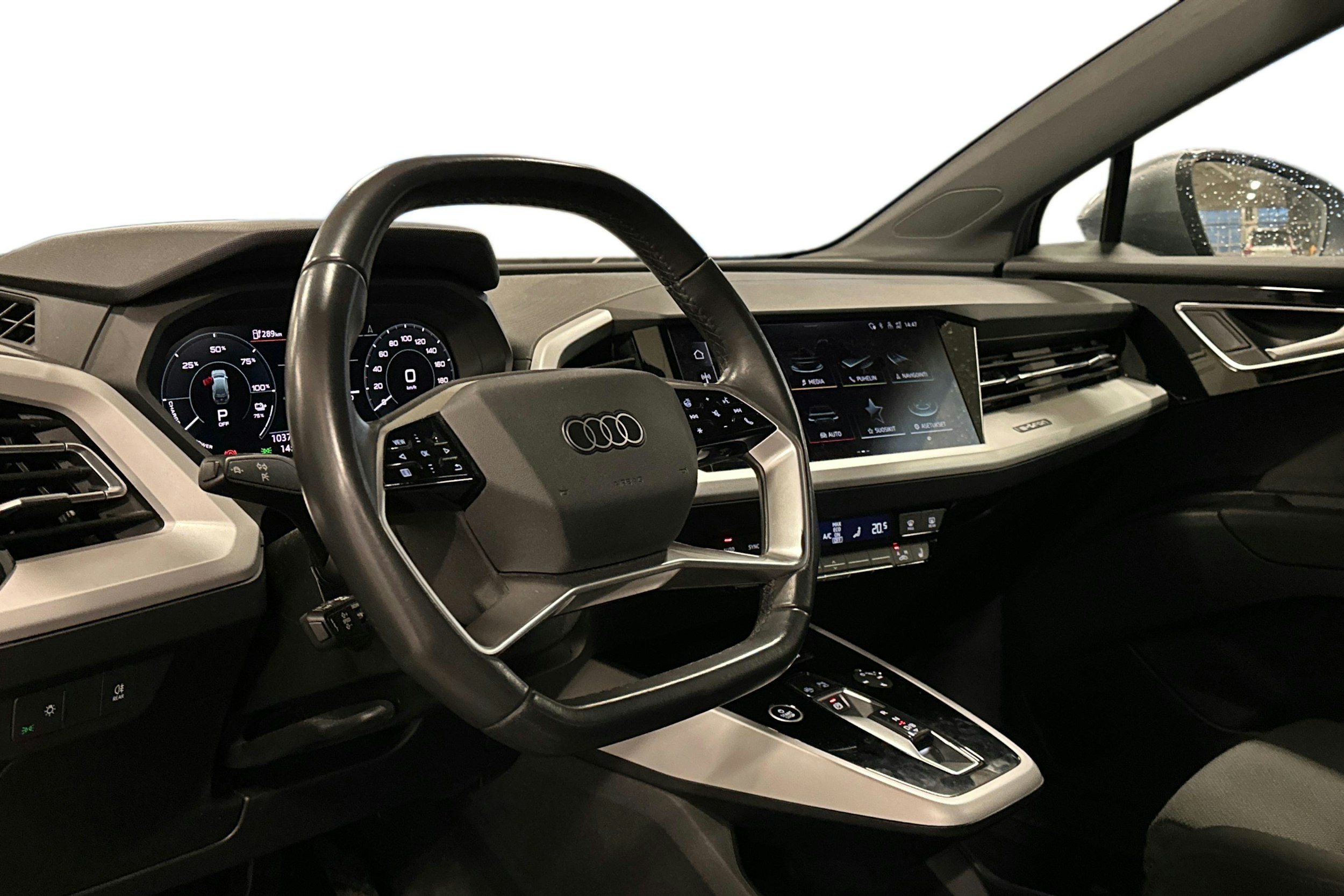 harmaa Audi Q4 e-tron 2023 kuva 3.