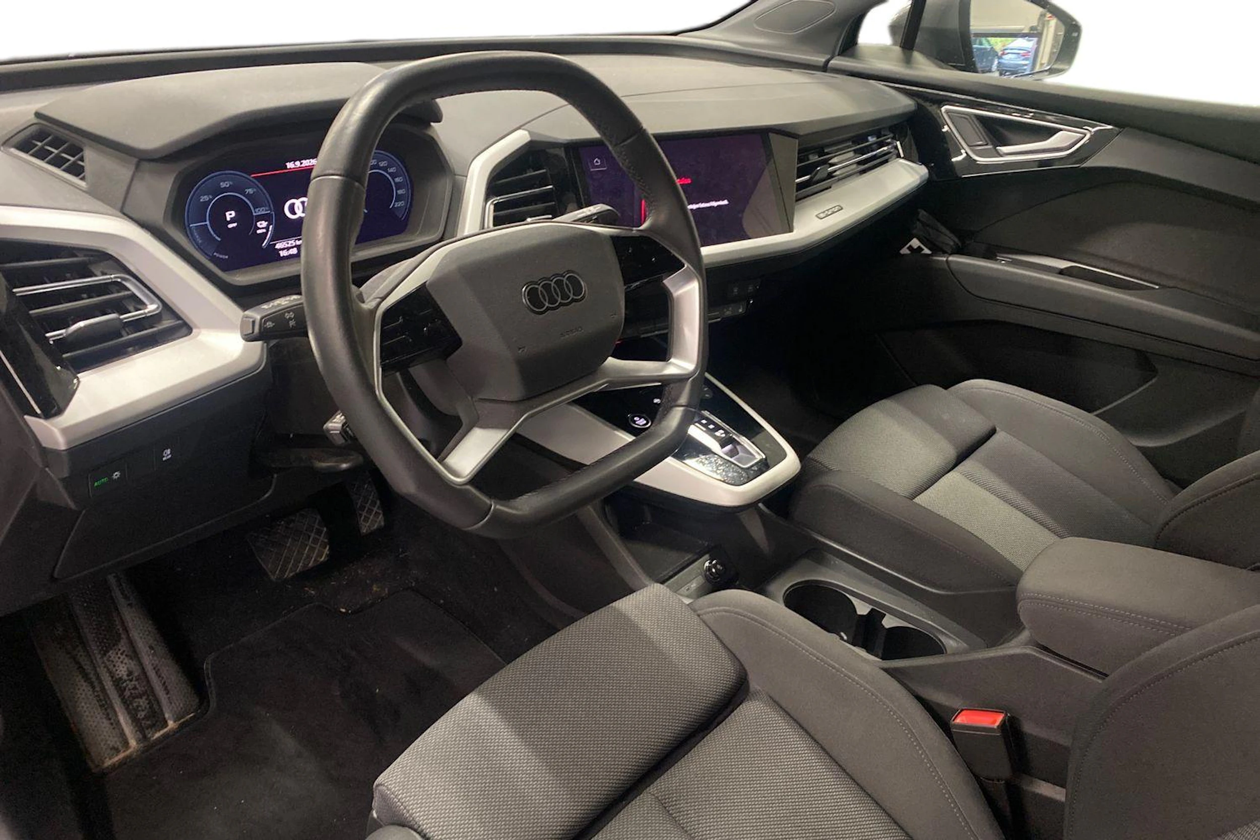 Harmaa Audi Q4 e-tron 2023 kuva 3.