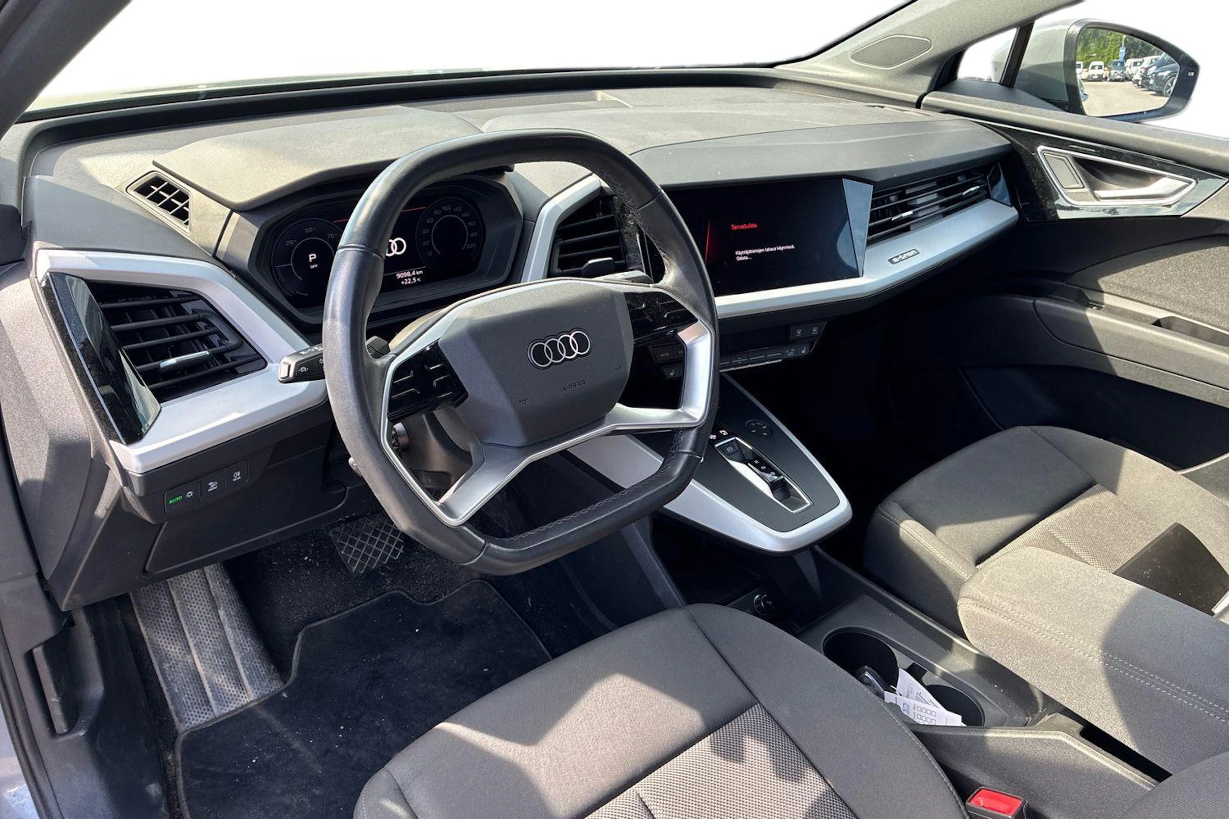 harmaa Audi Q4 e-tron 2023 kuva 3.