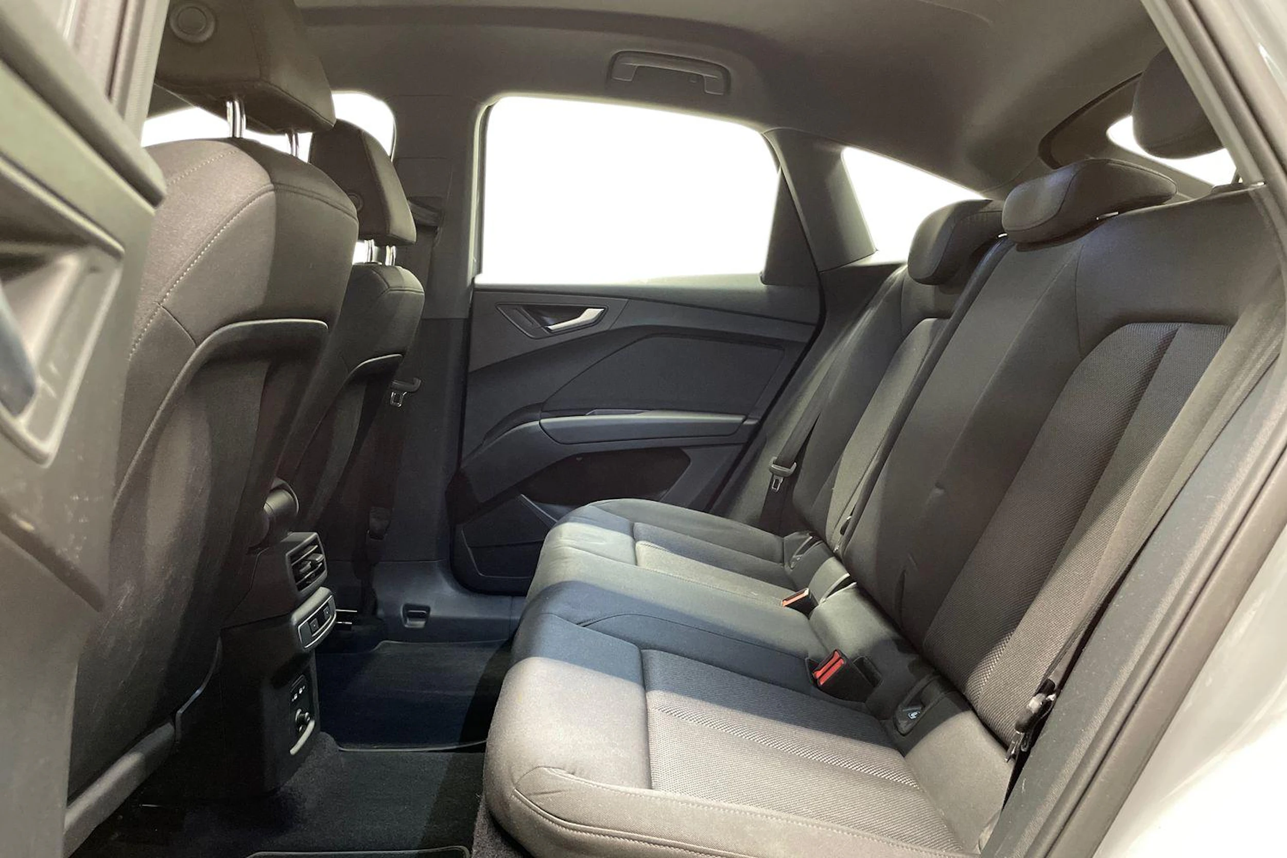 harmaa Audi Q4 e-tron 2023 kuva 8.