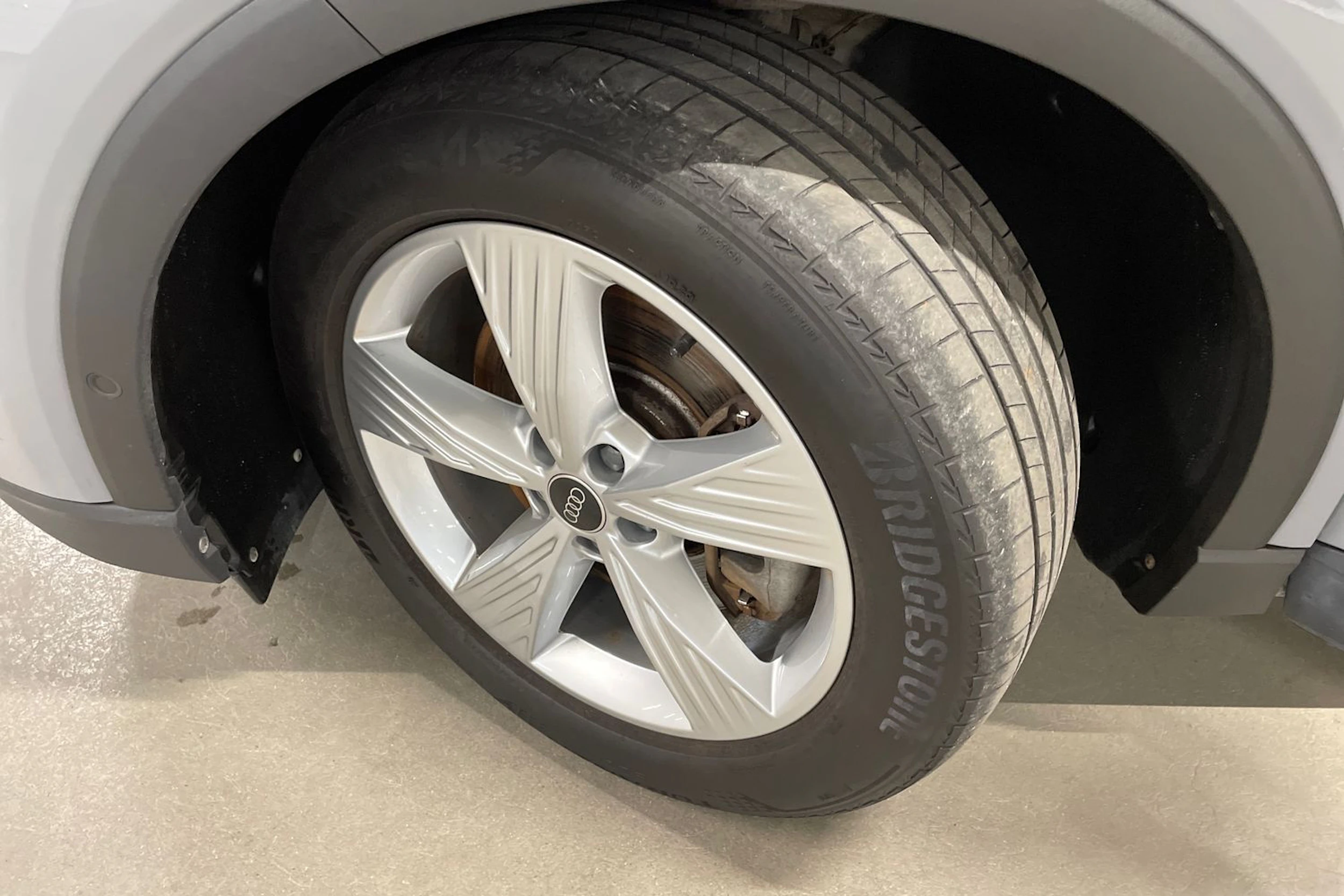 harmaa Audi Q4 e-tron 2023 kuva 10.
