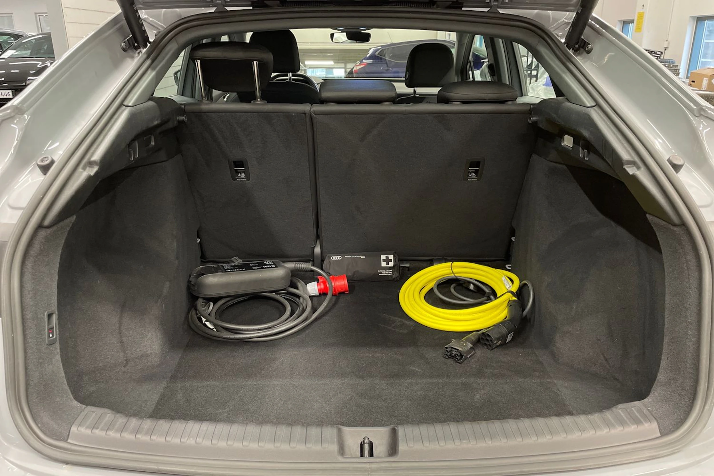 harmaa Audi Q4 e-tron 2023 kuva 12.