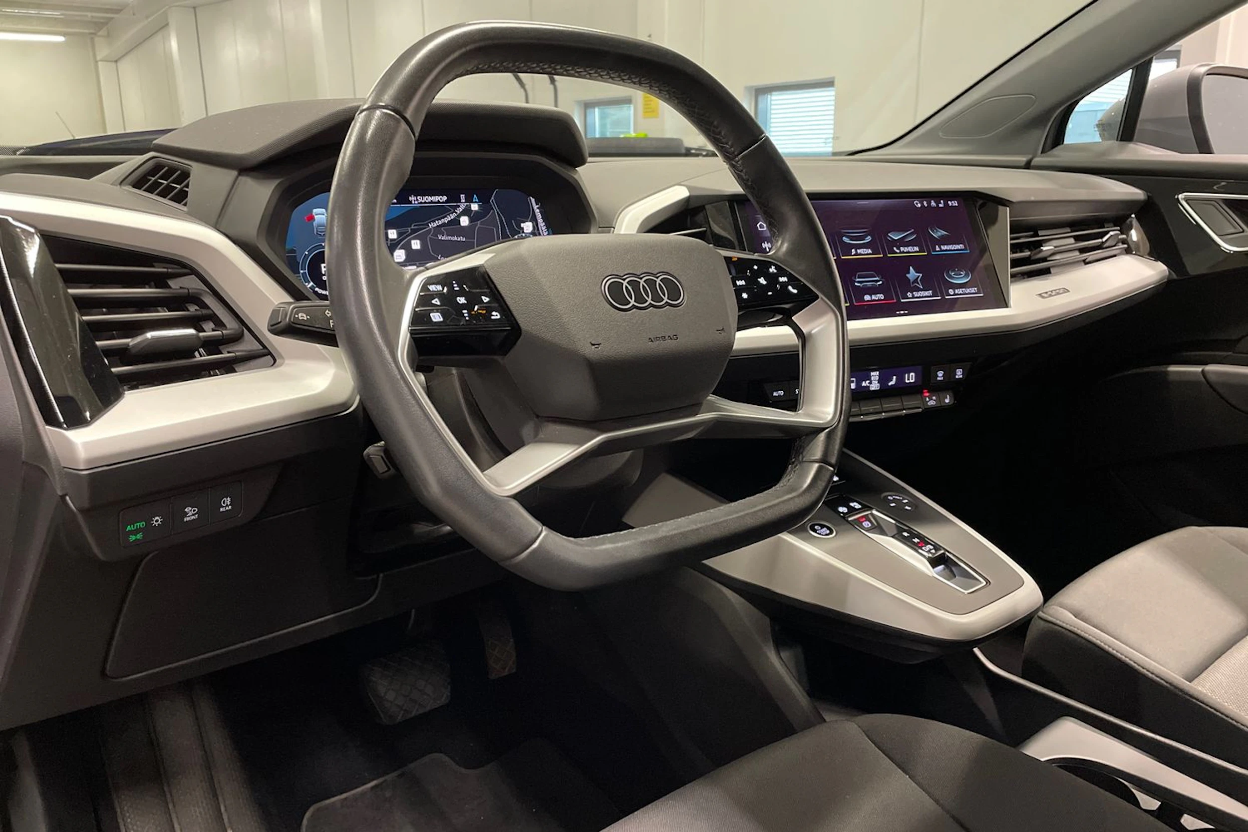 harmaa Audi Q4 e-tron 2023 kuva 28.