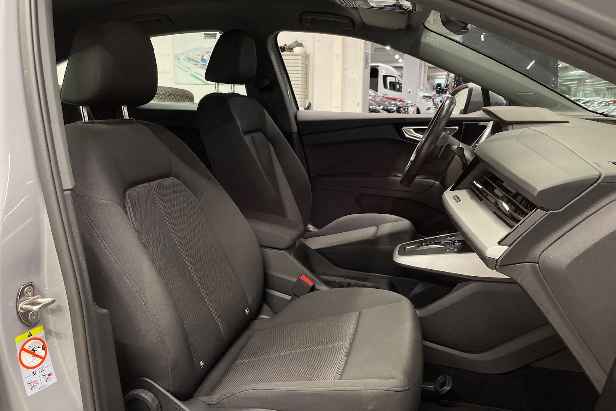 harmaa Audi Q4 e-tron 2023 kuva 29.