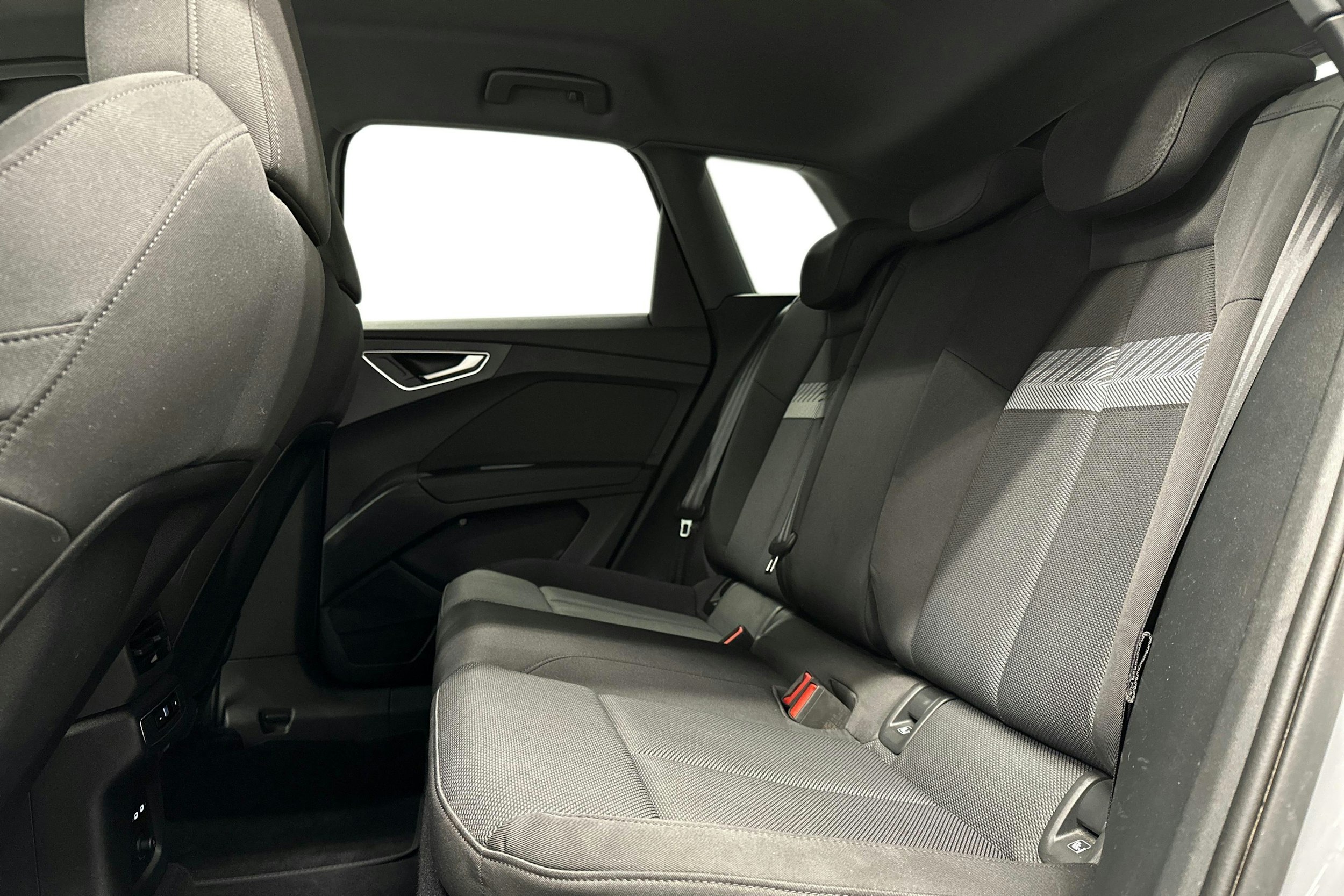 harmaa Audi Q4 e-tron 2023 kuva 10.