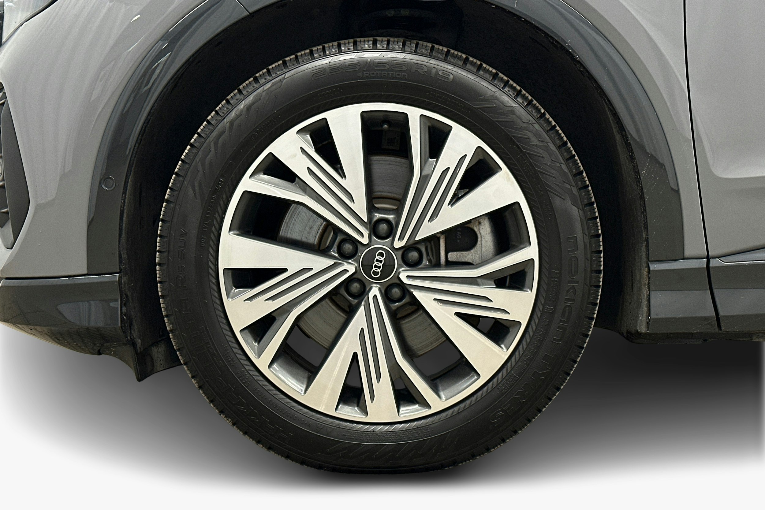 harmaa Audi Q4 e-tron 2023 kuva 11.