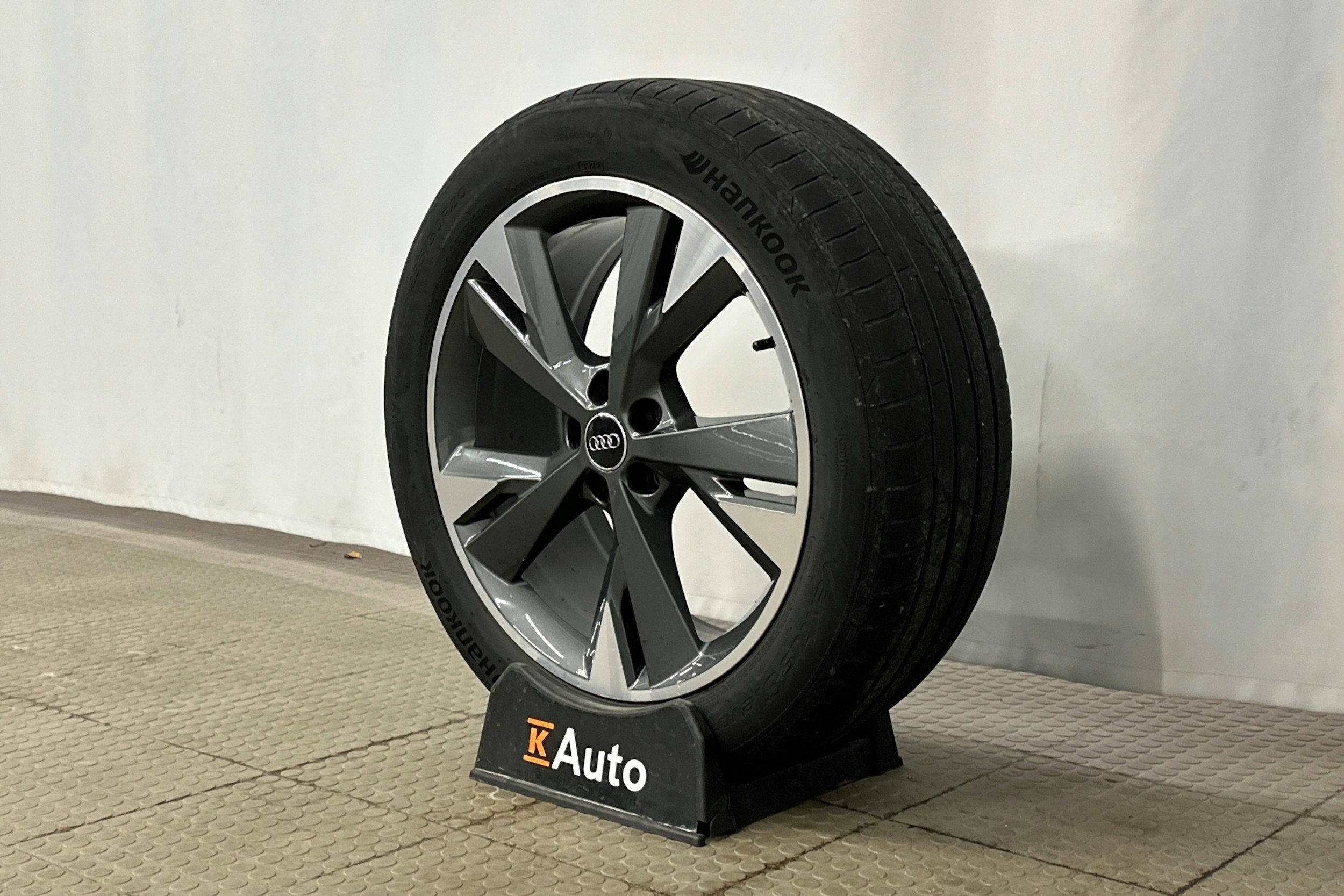 harmaa Audi Q4 e-tron 2023 kuva 12.