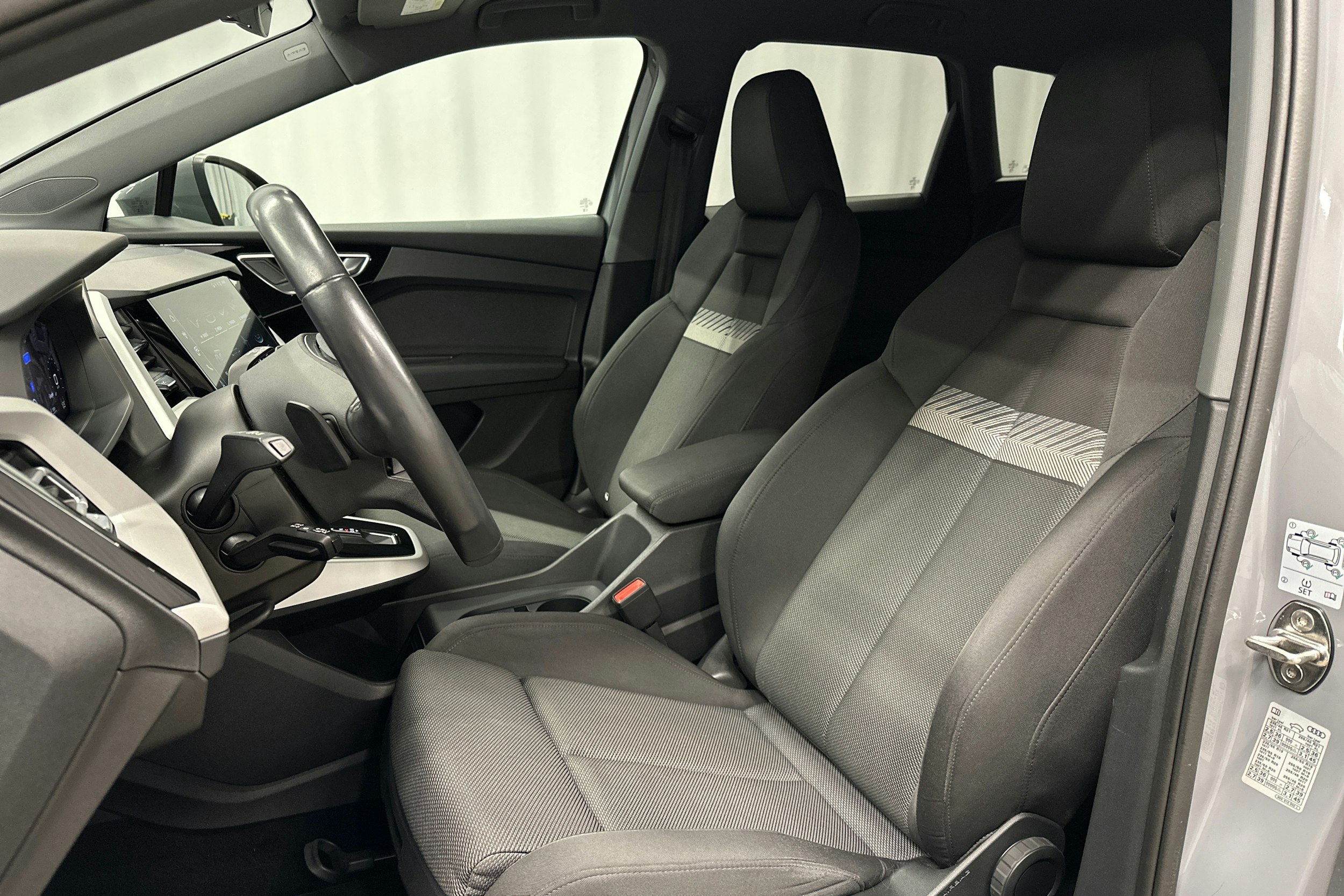 harmaa Audi Q4 e-tron 2023 kuva 17.