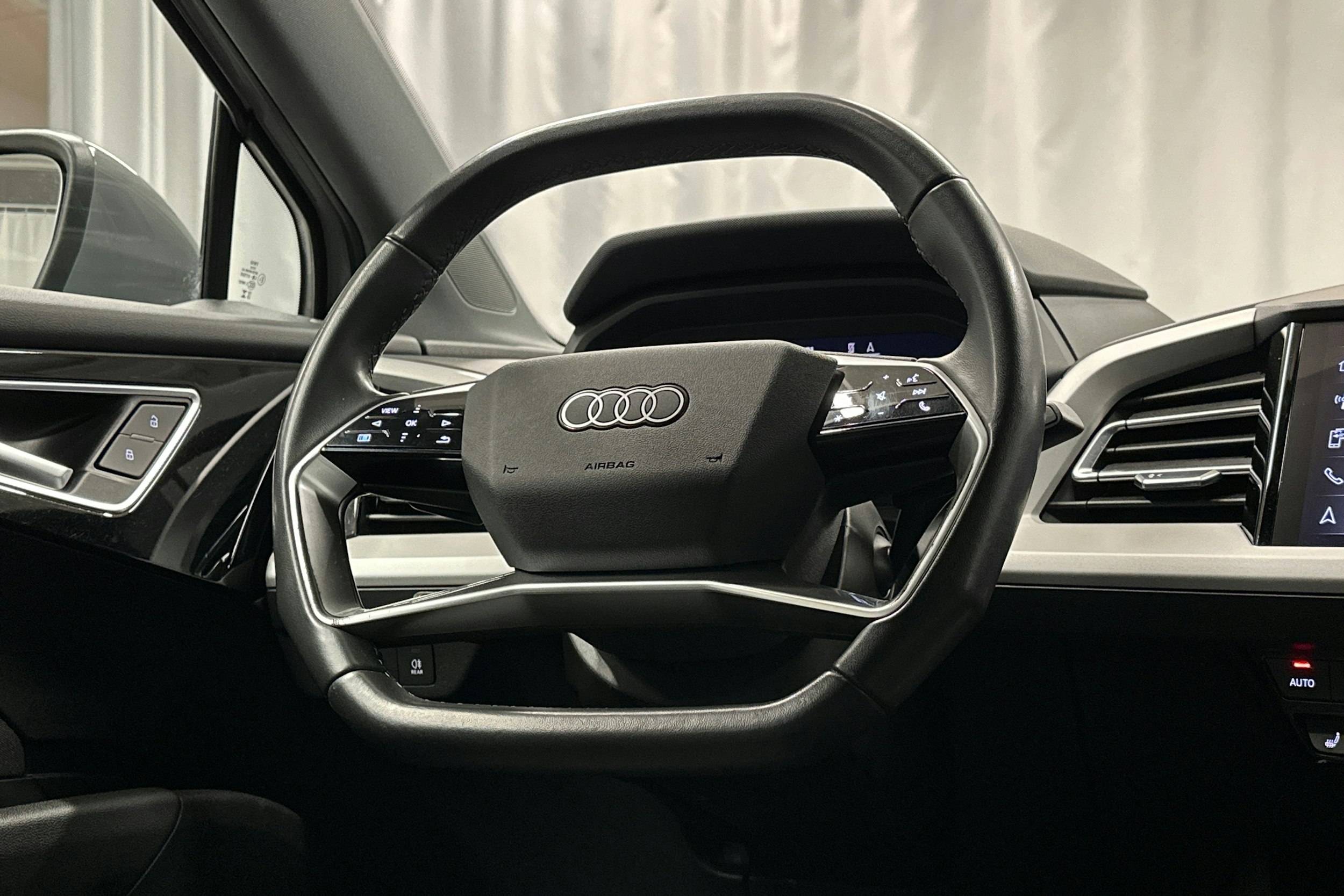 harmaa Audi Q4 e-tron 2023 kuva 18.