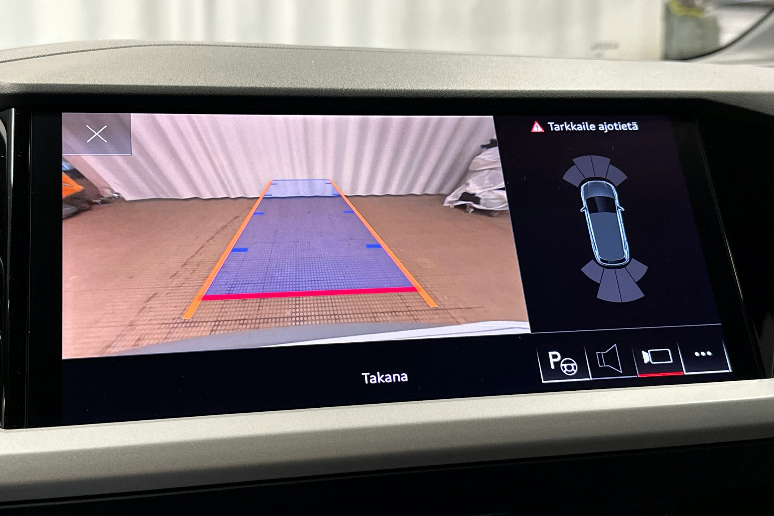 harmaa Audi Q4 e-tron 2023 kuva 28.