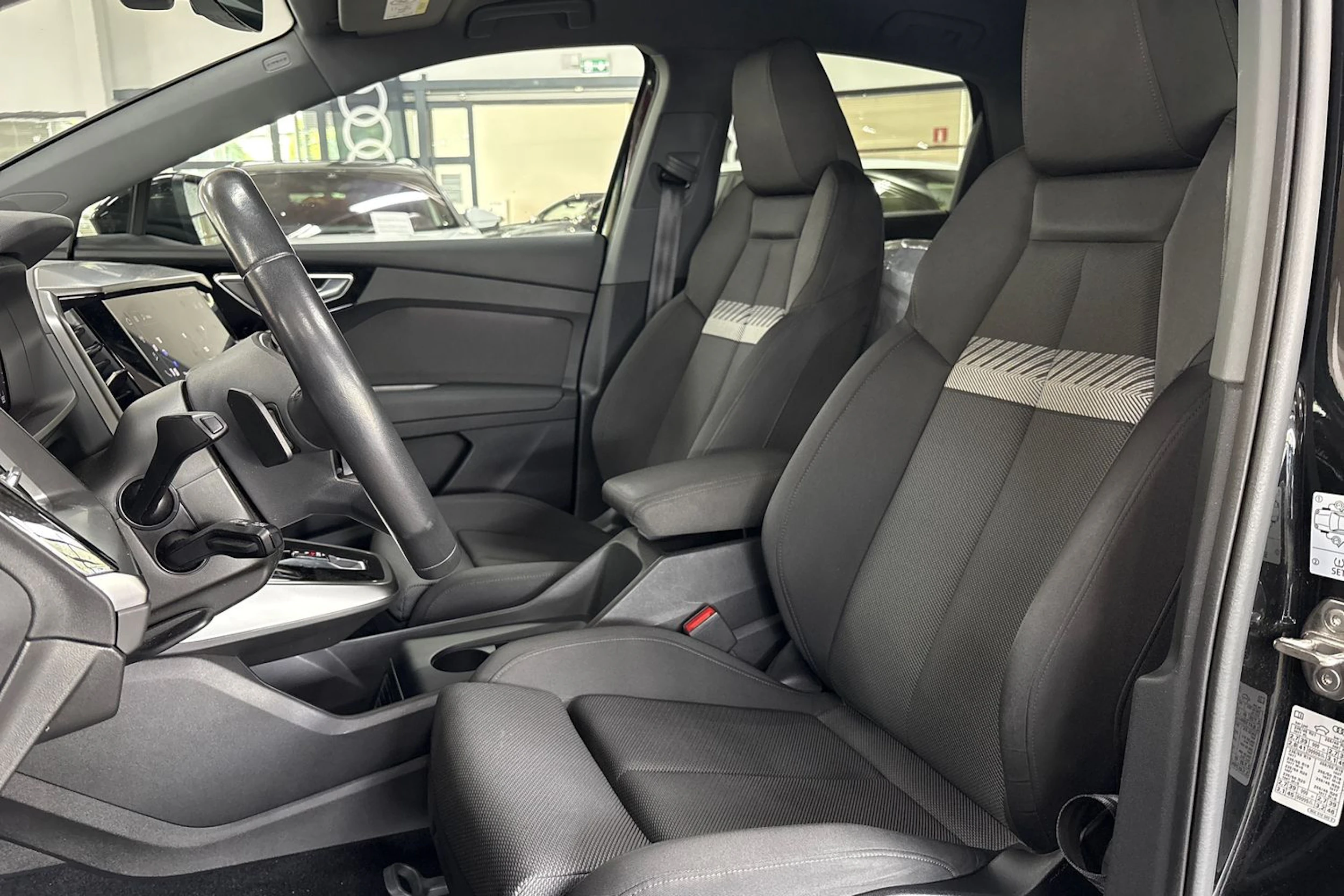 Musta Audi Q4 e-tron 2023 kuva 4.