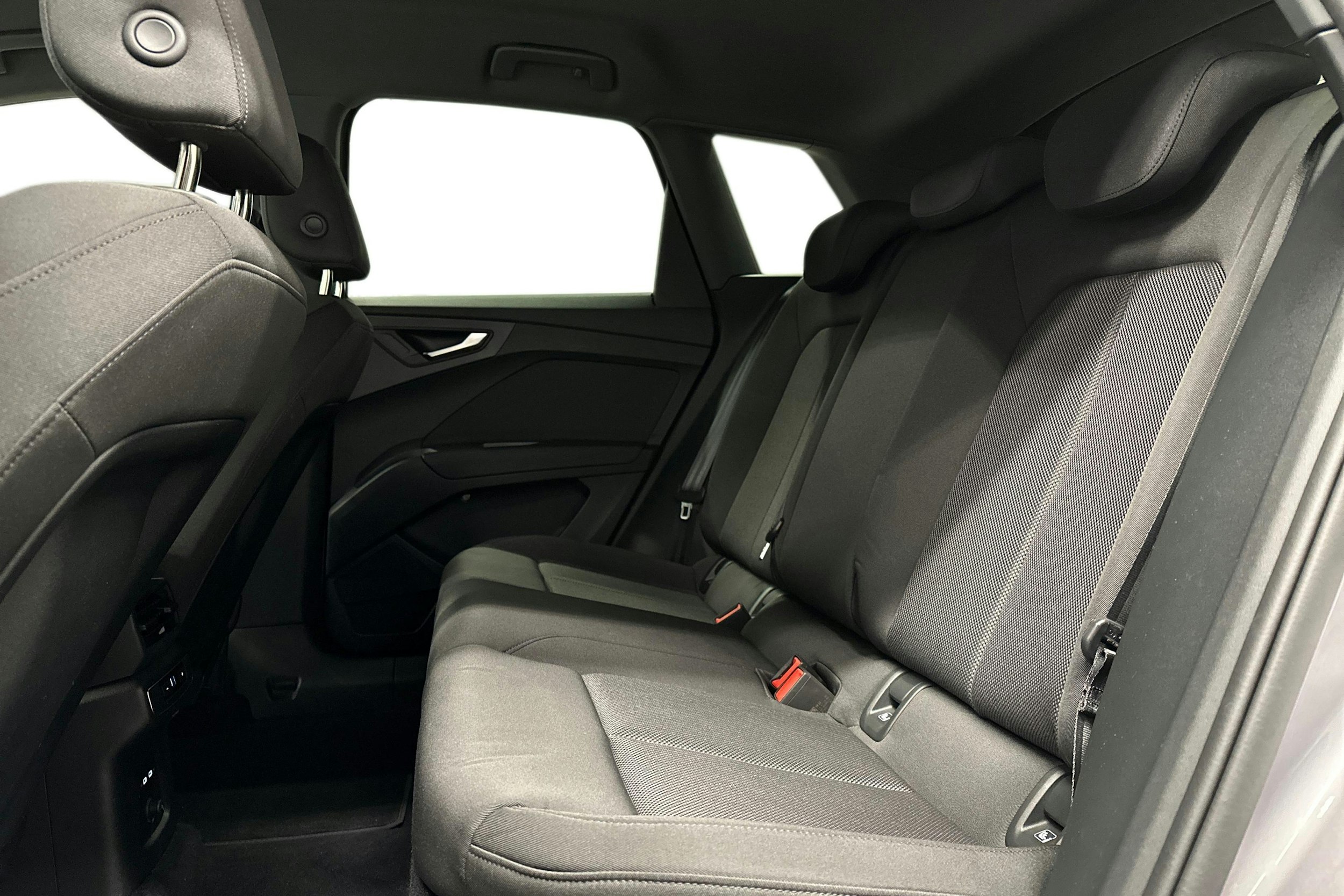 harmaa Audi Q4 e-tron 2023 kuva 10.