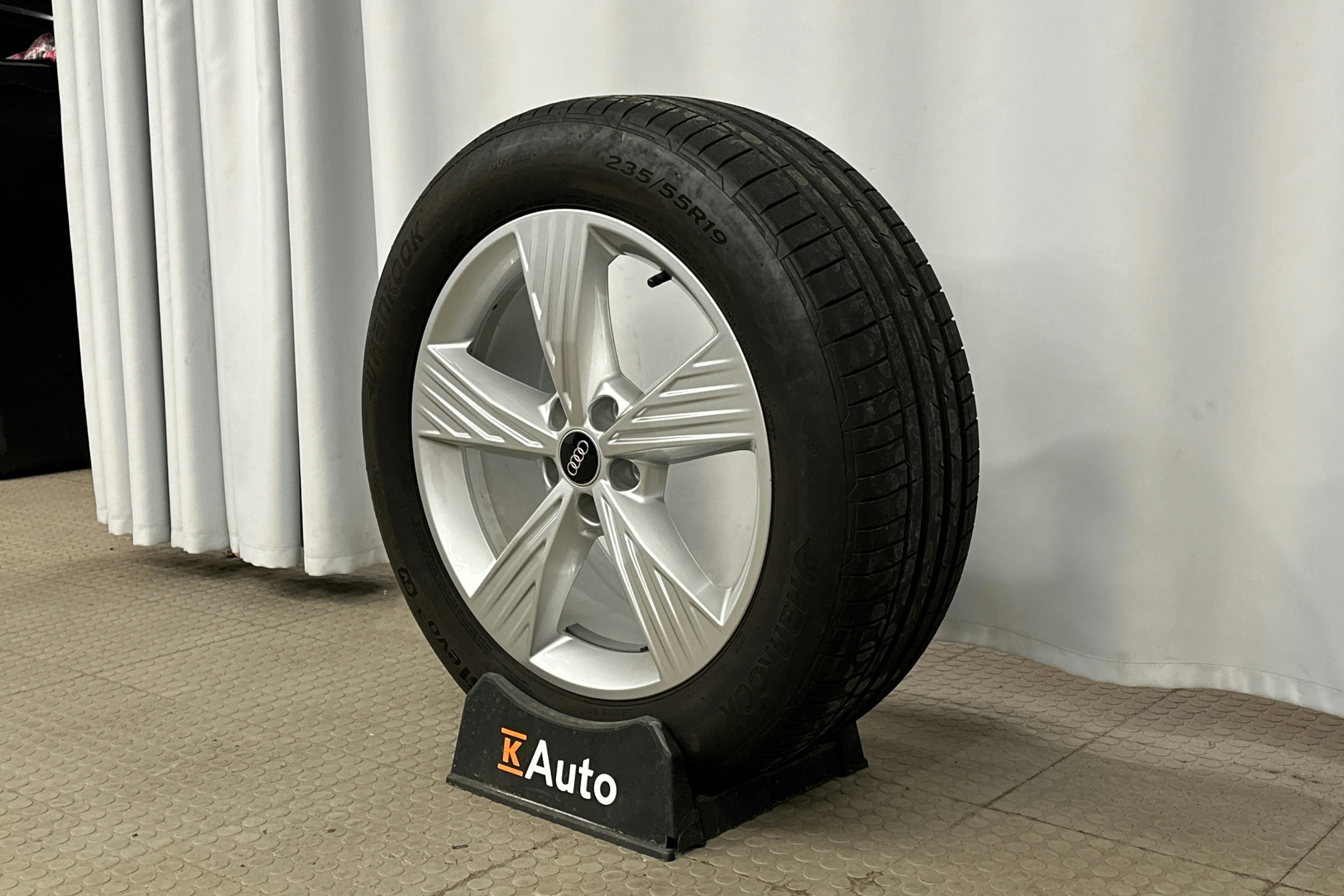 harmaa Audi Q4 e-tron 2023 kuva 13.