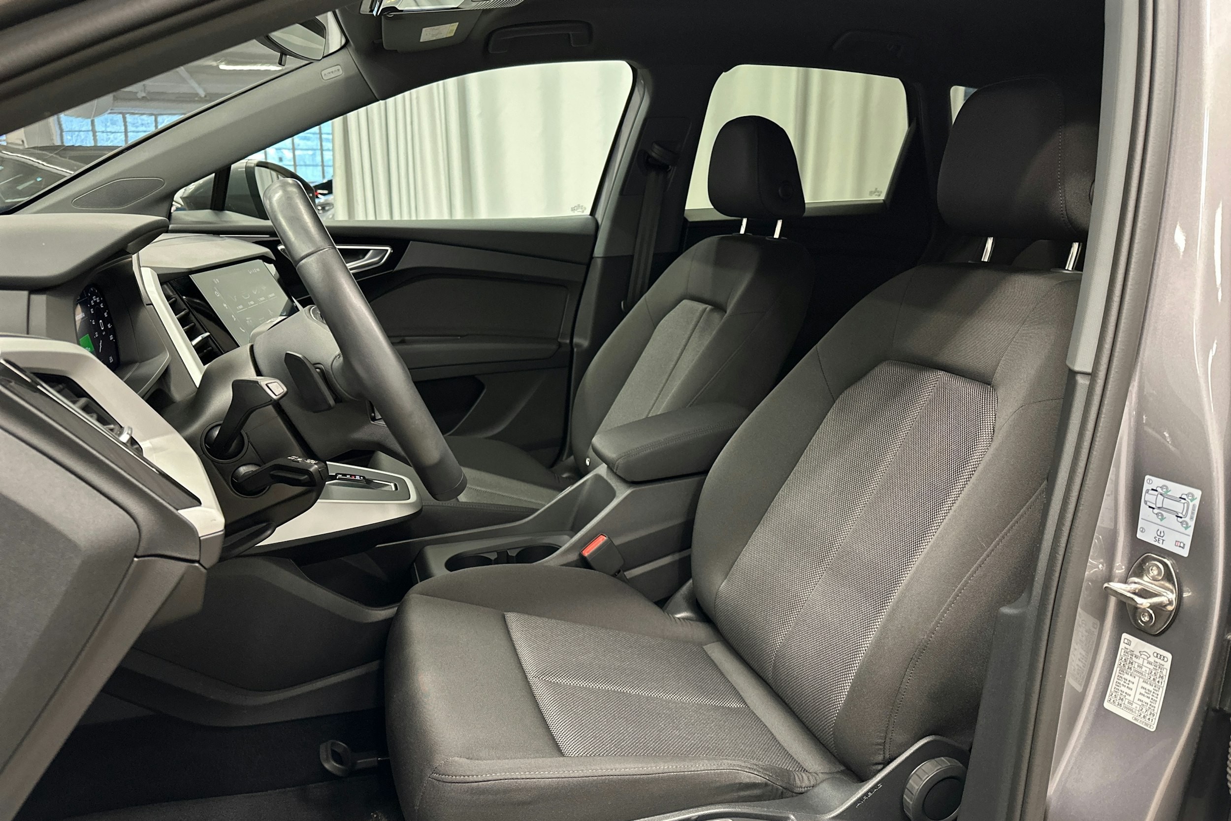 harmaa Audi Q4 e-tron 2023 kuva 17.