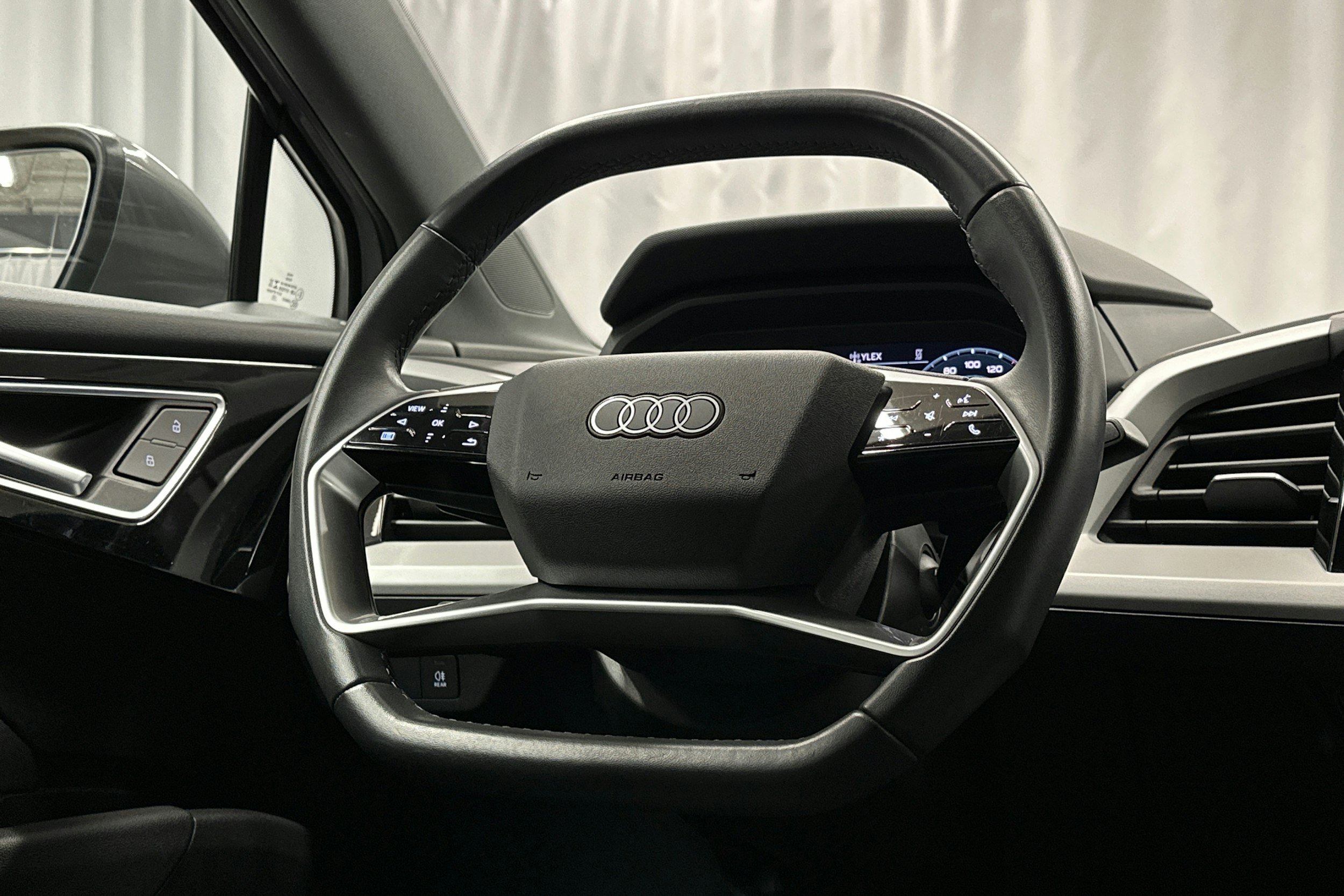 harmaa Audi Q4 e-tron 2023 kuva 18.