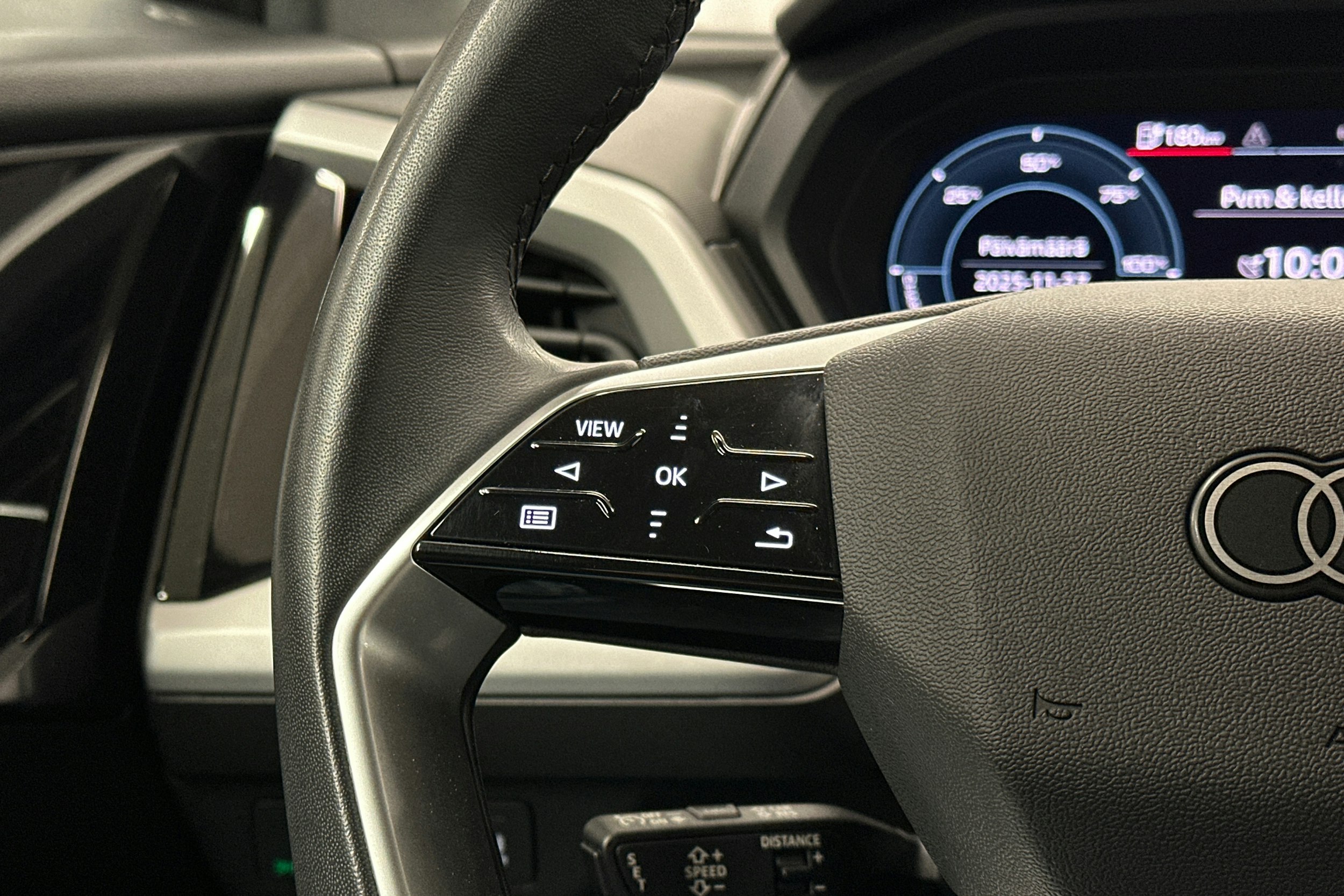 harmaa Audi Q4 e-tron 2023 kuva 19.