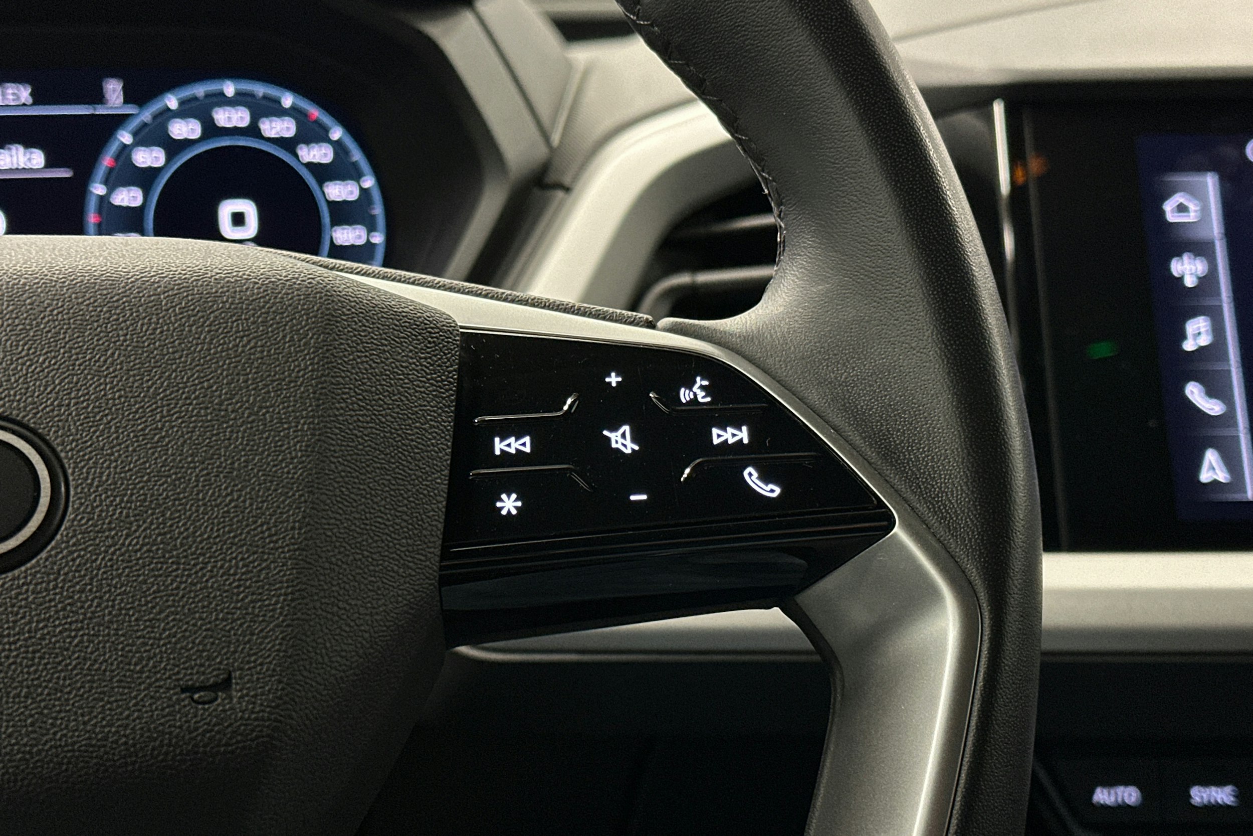 harmaa Audi Q4 e-tron 2023 kuva 20.