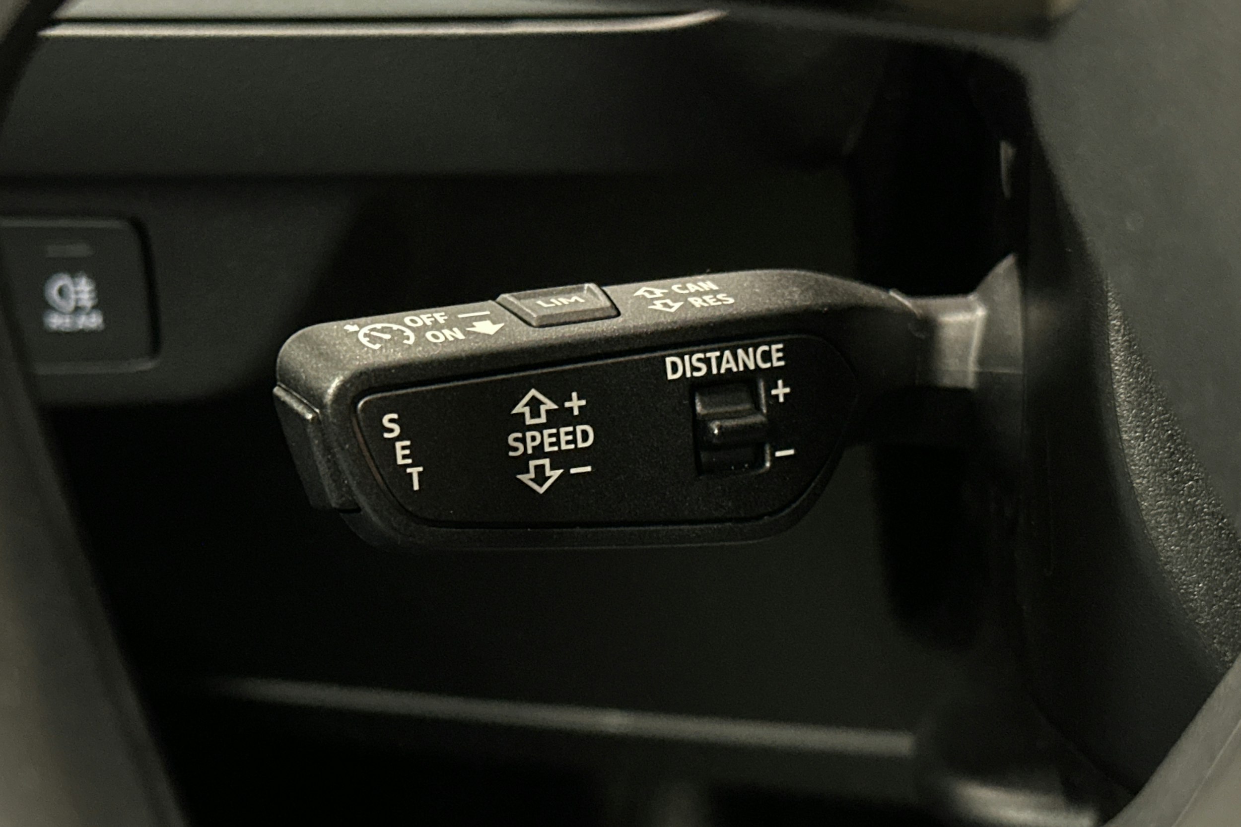 harmaa Audi Q4 e-tron 2023 kuva 21.