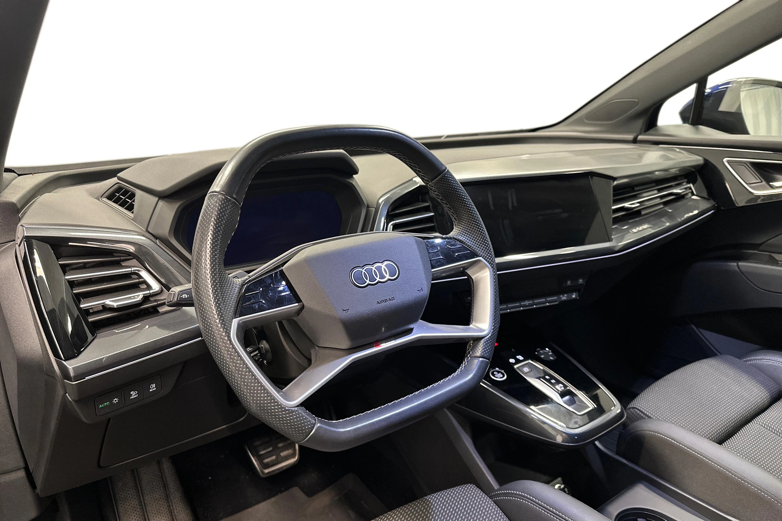 sininen Audi Q4 e-tron 2023 kuva 6.