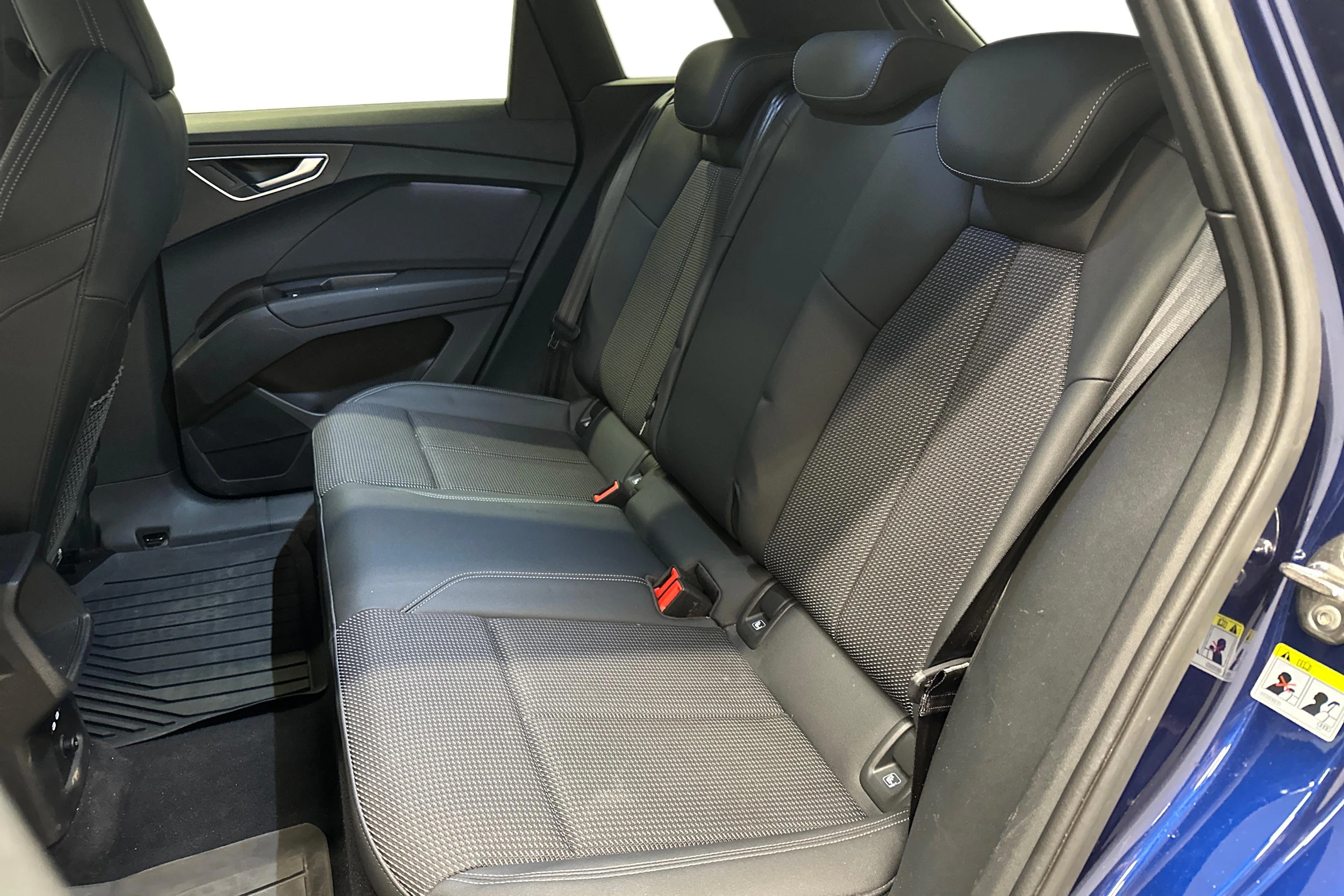 sininen Audi Q4 e-tron 2023 kuva 8.