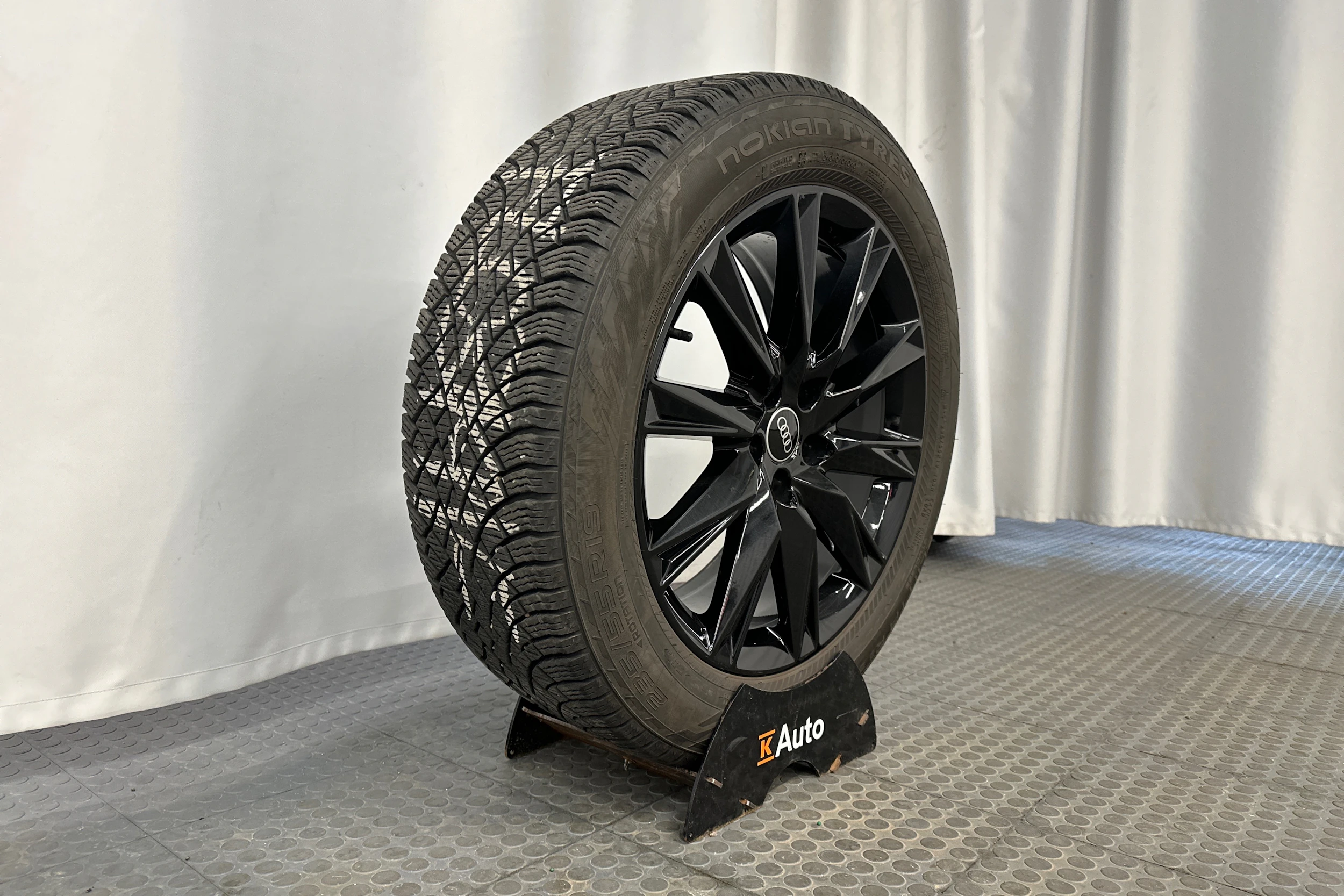 sininen Audi Q4 e-tron 2023 kuva 10.
