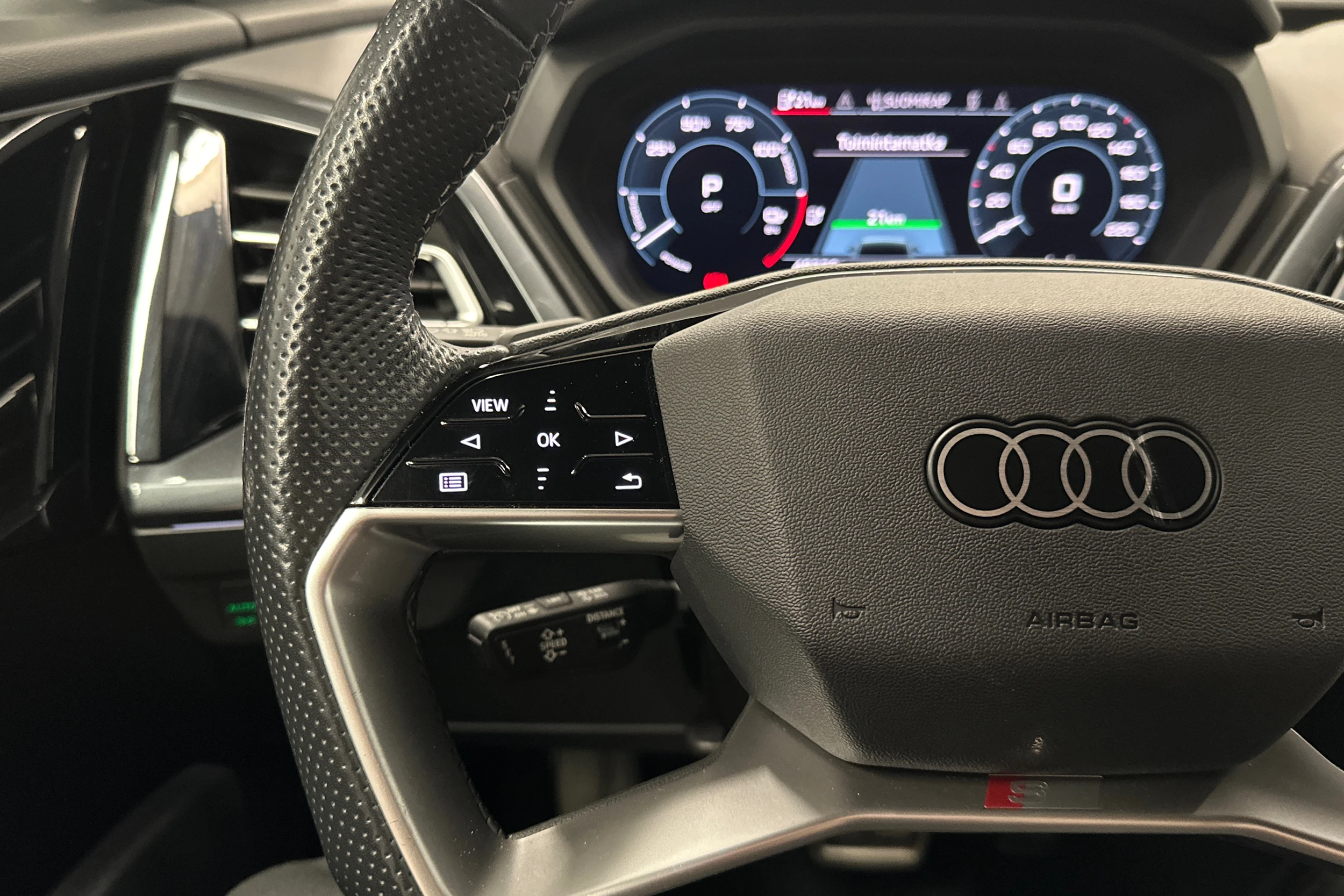 sininen Audi Q4 e-tron 2023 kuva 11.