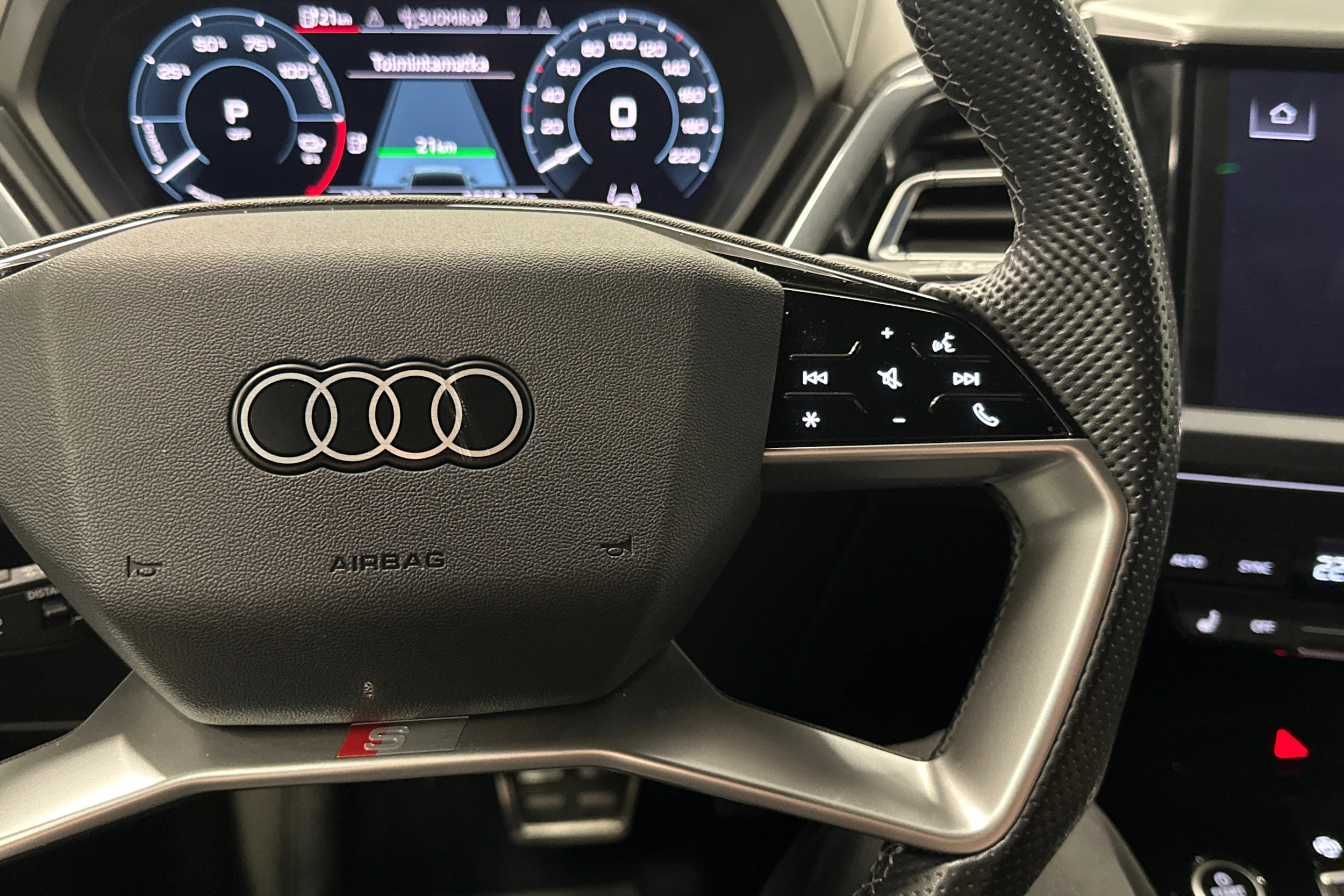 sininen Audi Q4 e-tron 2023 kuva 12.