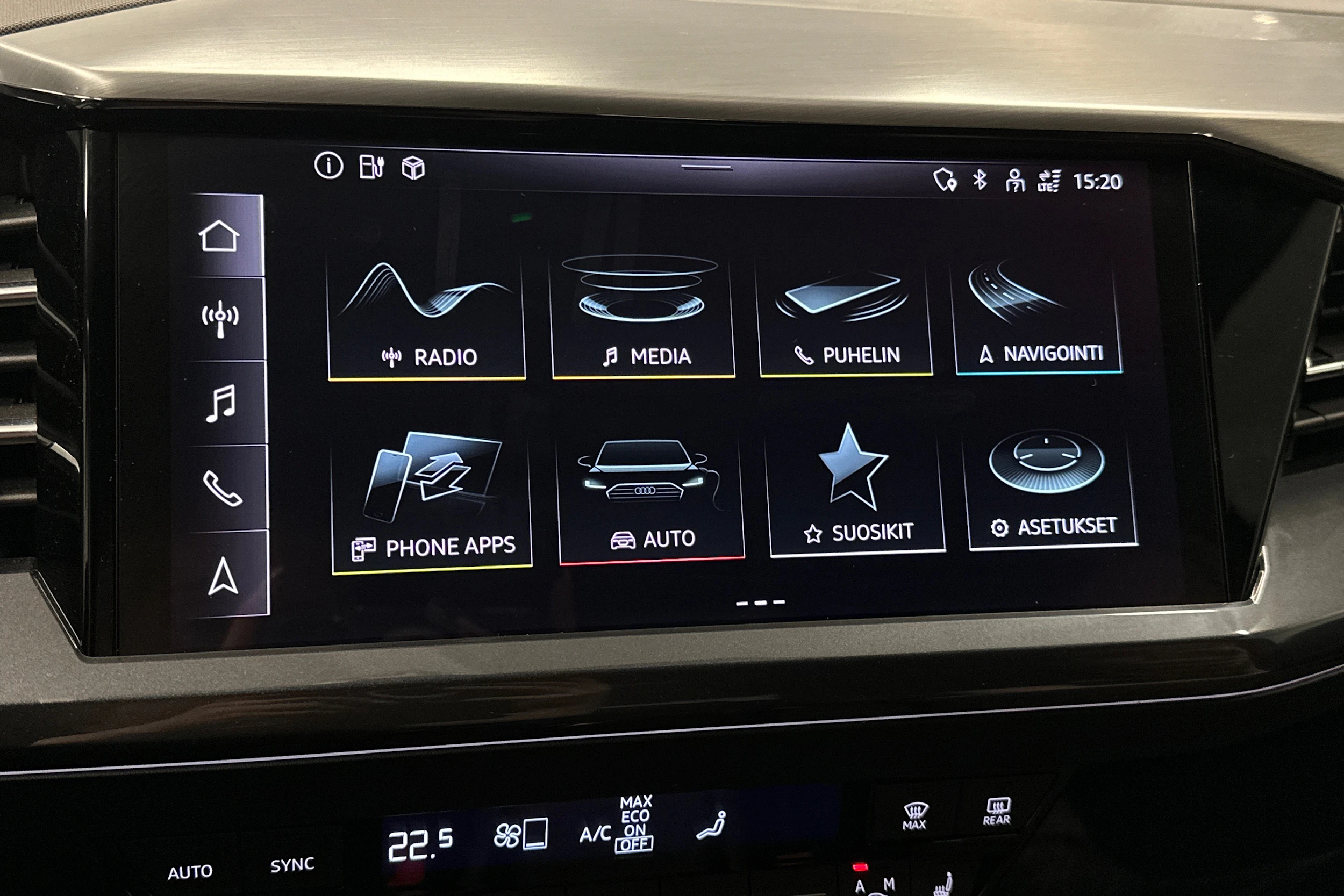 sininen Audi Q4 e-tron 2023 kuva 17.