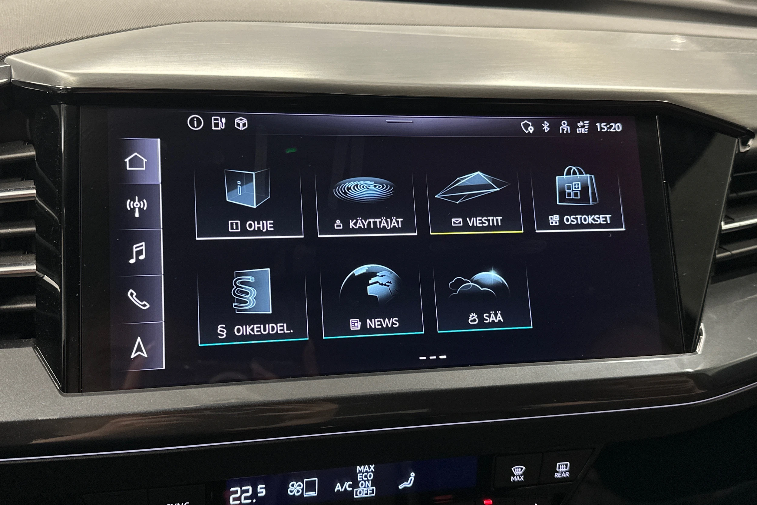 sininen Audi Q4 e-tron 2023 kuva 18.