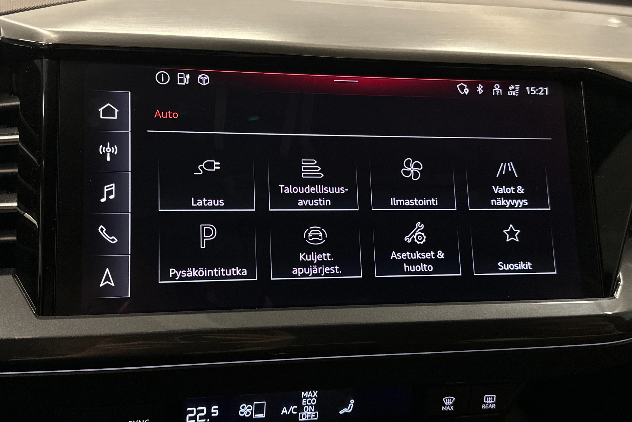 sininen Audi Q4 e-tron 2023 kuva 24.