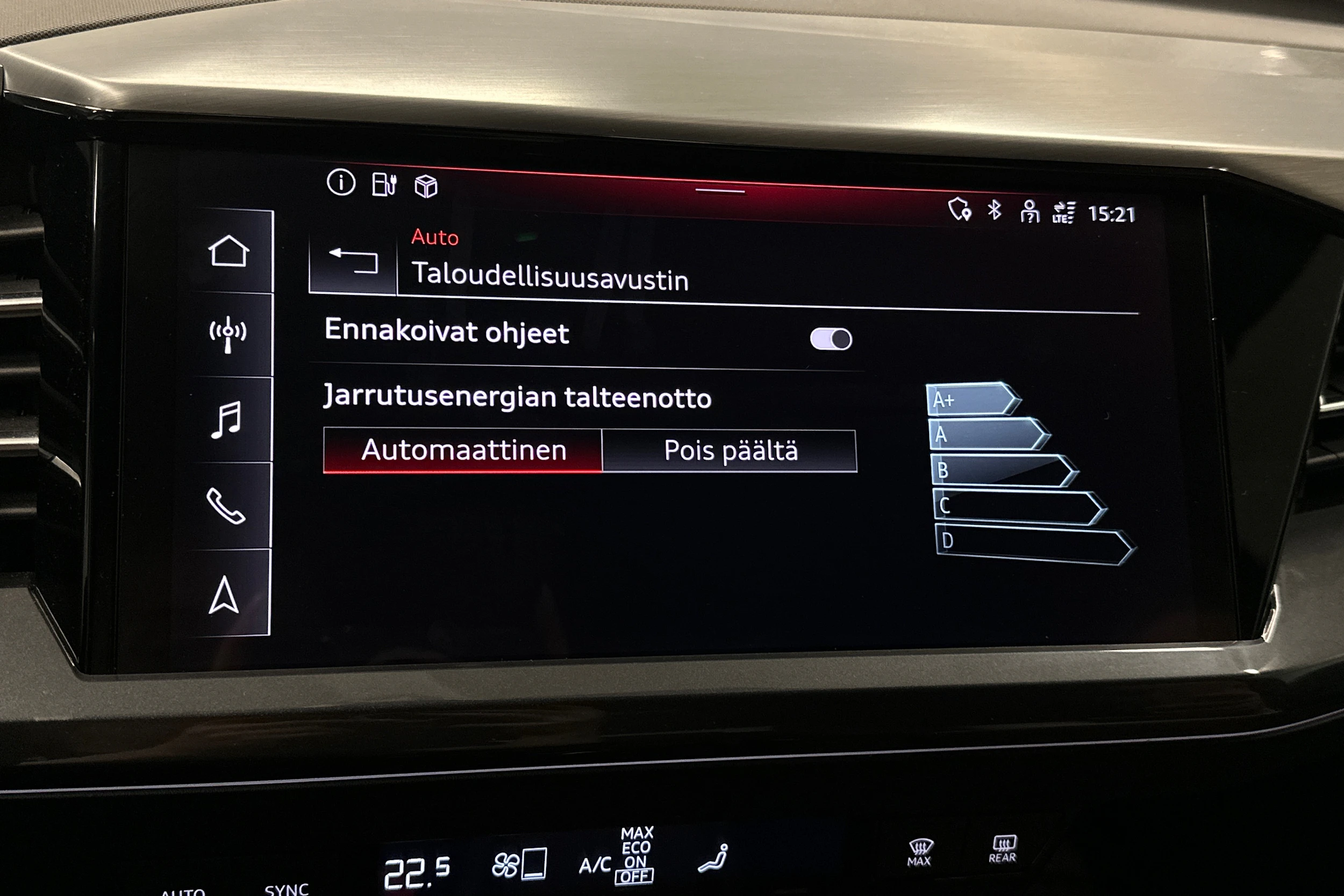 sininen Audi Q4 e-tron 2023 kuva 26.