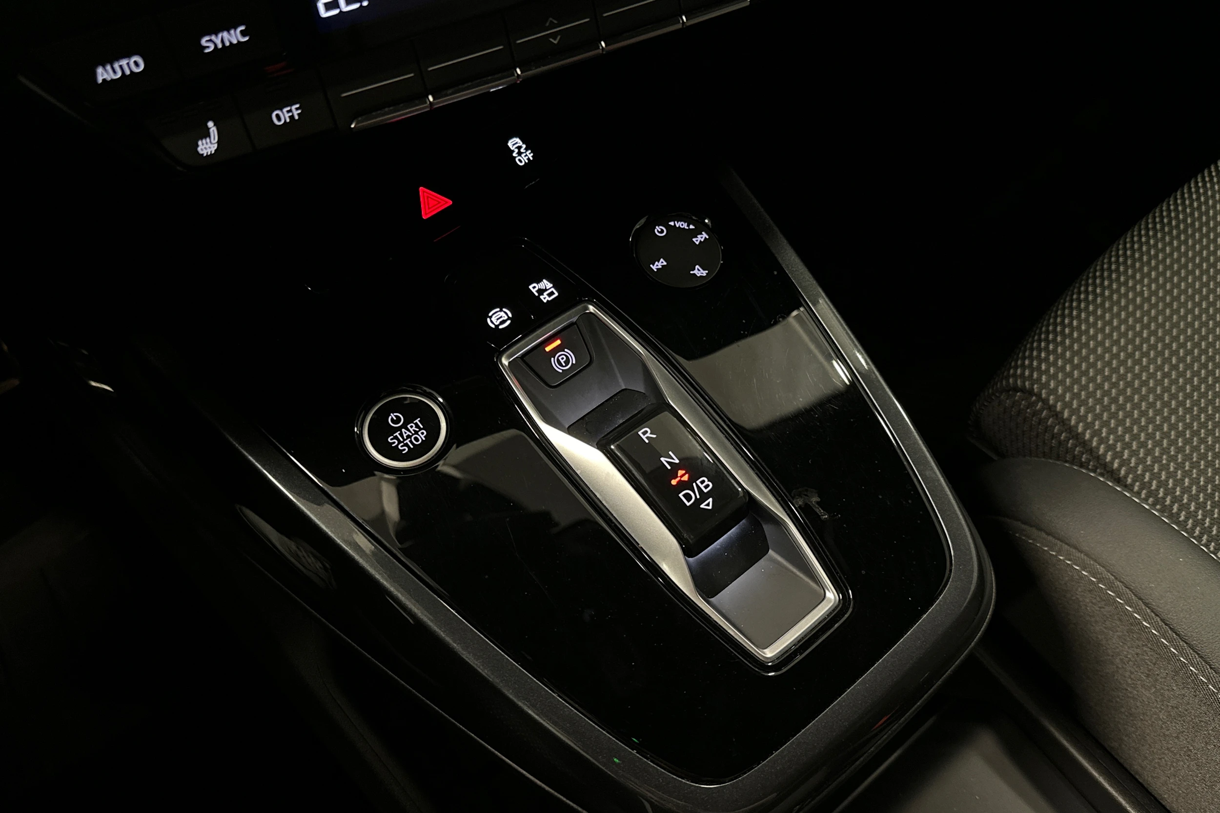 sininen Audi Q4 e-tron 2023 kuva 34.